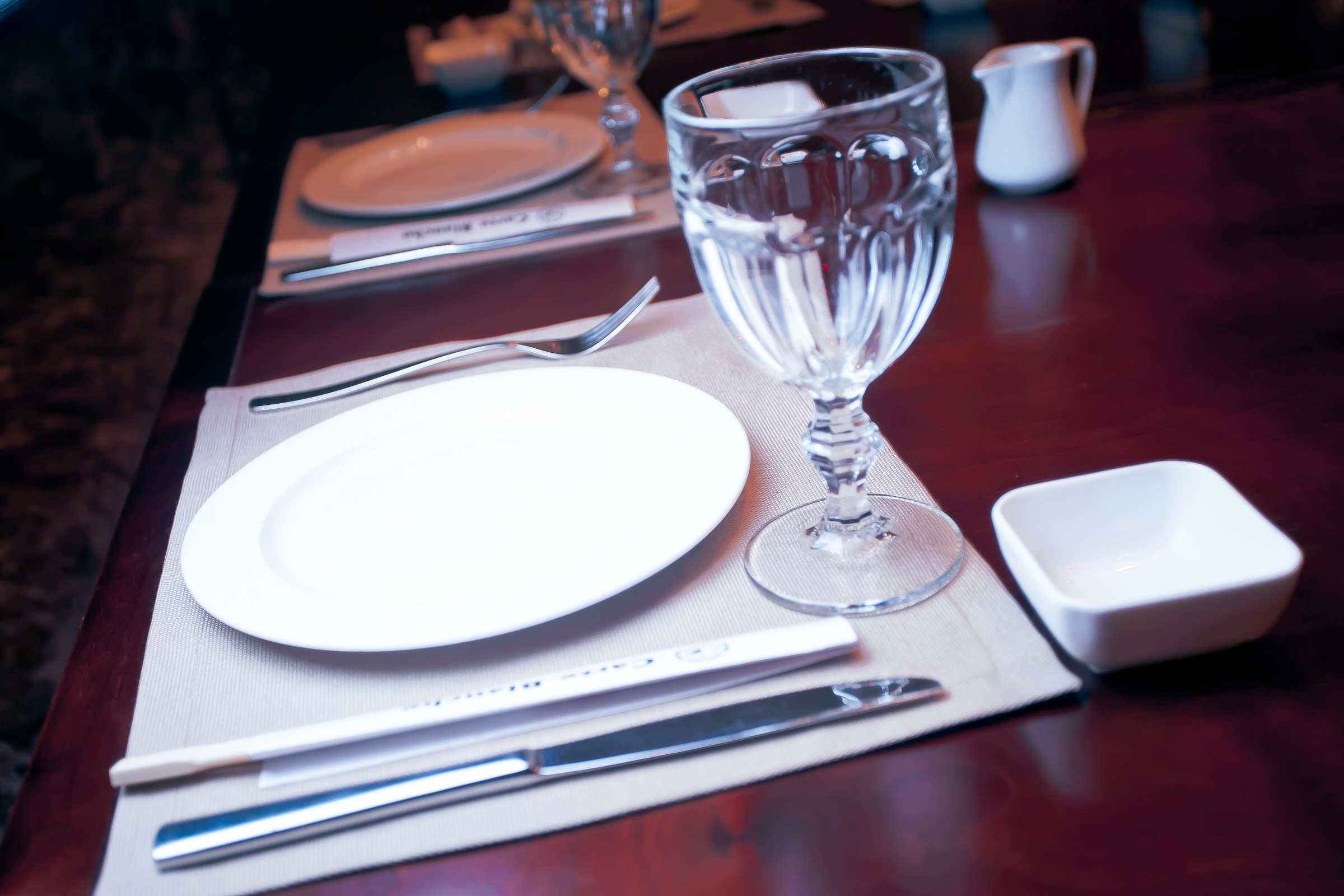 Семейная фотосессия в Новосибирске: игра детей на зеленом лужайке.