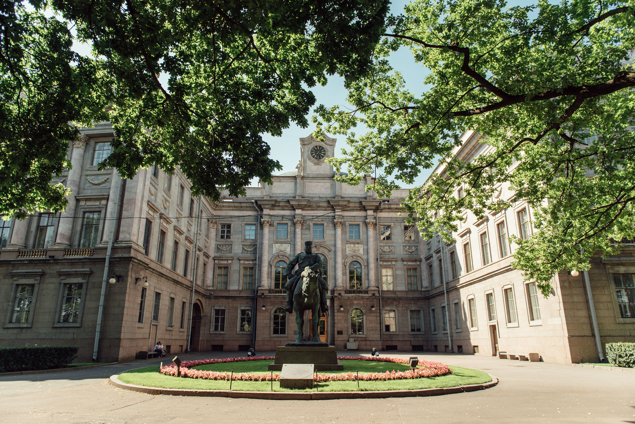 дворцы в Санкт-Петербурге для свадебной фотосессии в дождь, осенью или зимой