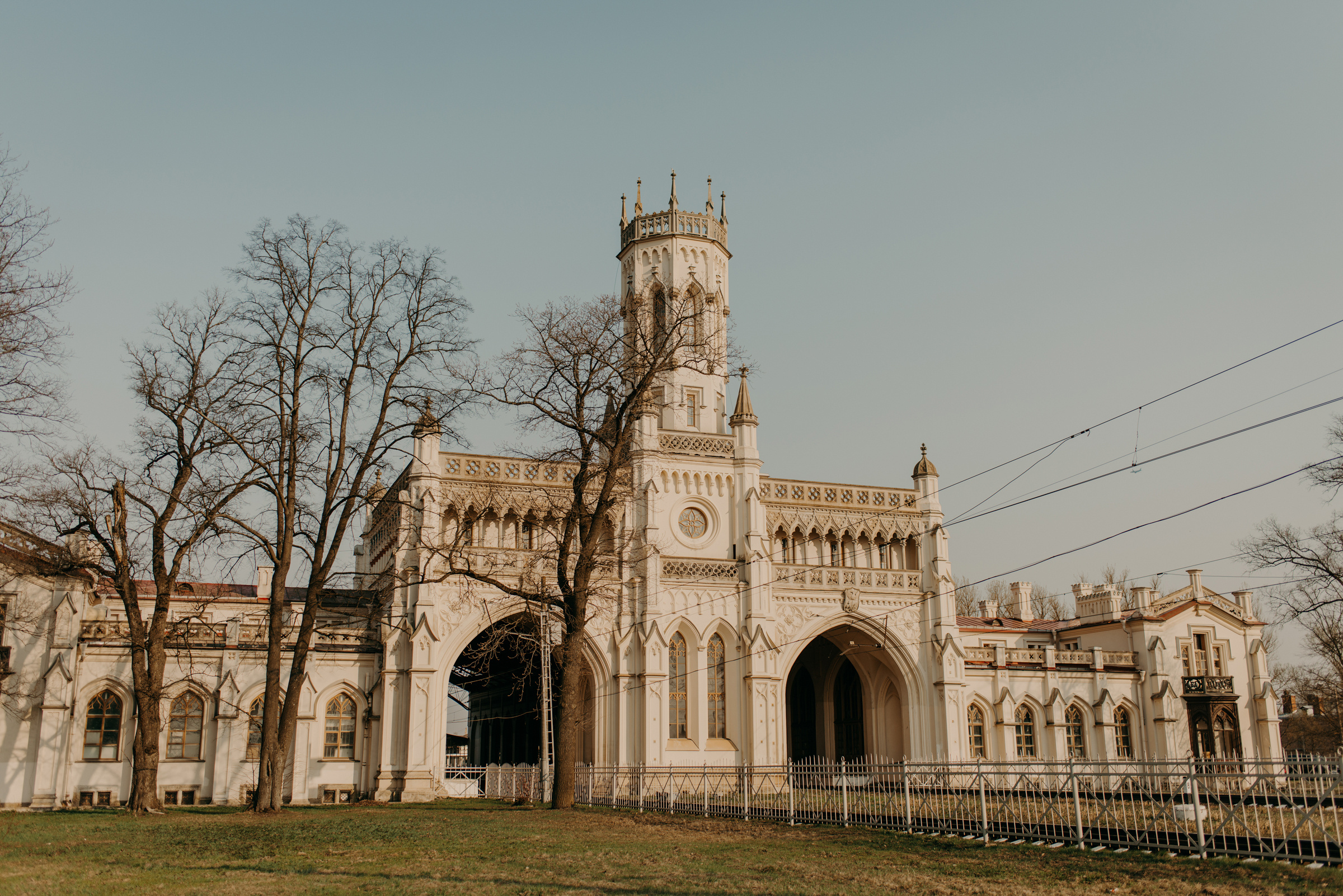 4 закрытых места рядом с Петергофом для свадебной фотосессии в дождь. Свадебный фотограф в Санкт-Петербурге Венера Ахметова