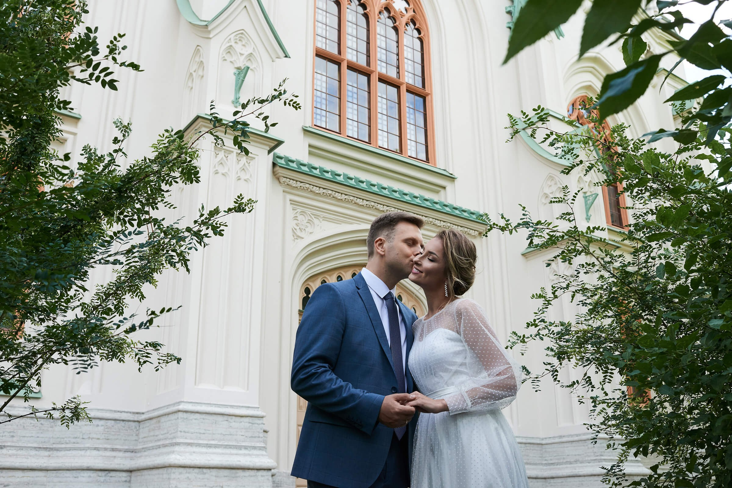 Молодожёны на фоне ворот Императорских конюшен в Петергофе
