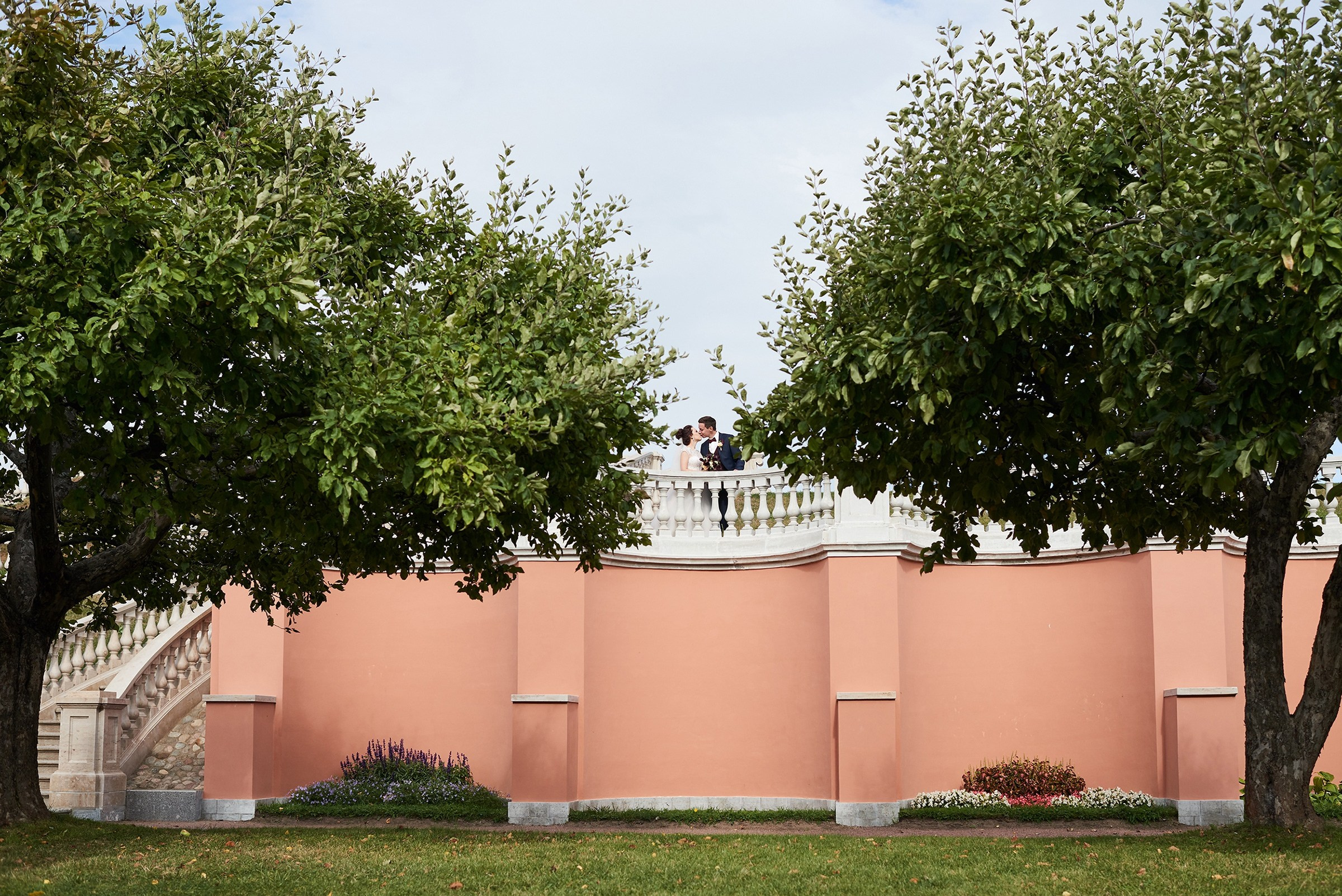 свадебный фотограф в Петергофе — снимок невесты и жениха в Нижнем парке