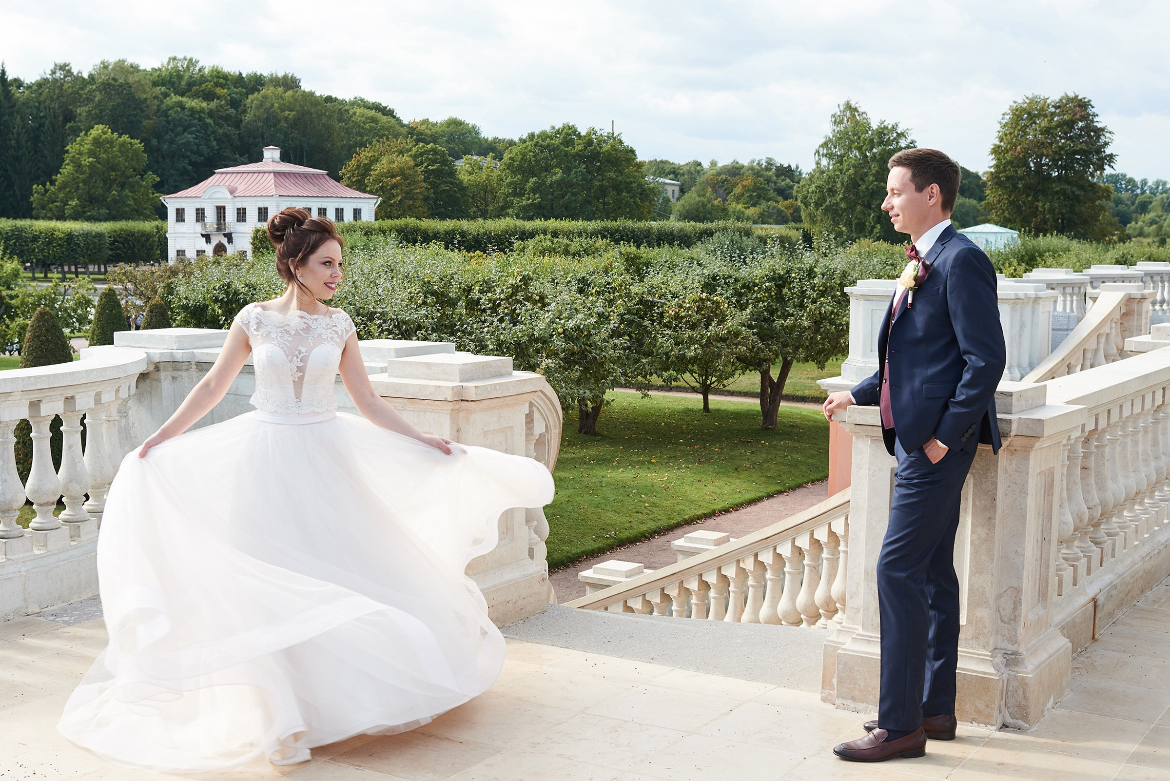 свадебный фотограф в Петергофе — снимок невесты и жениха в Нижнем парке