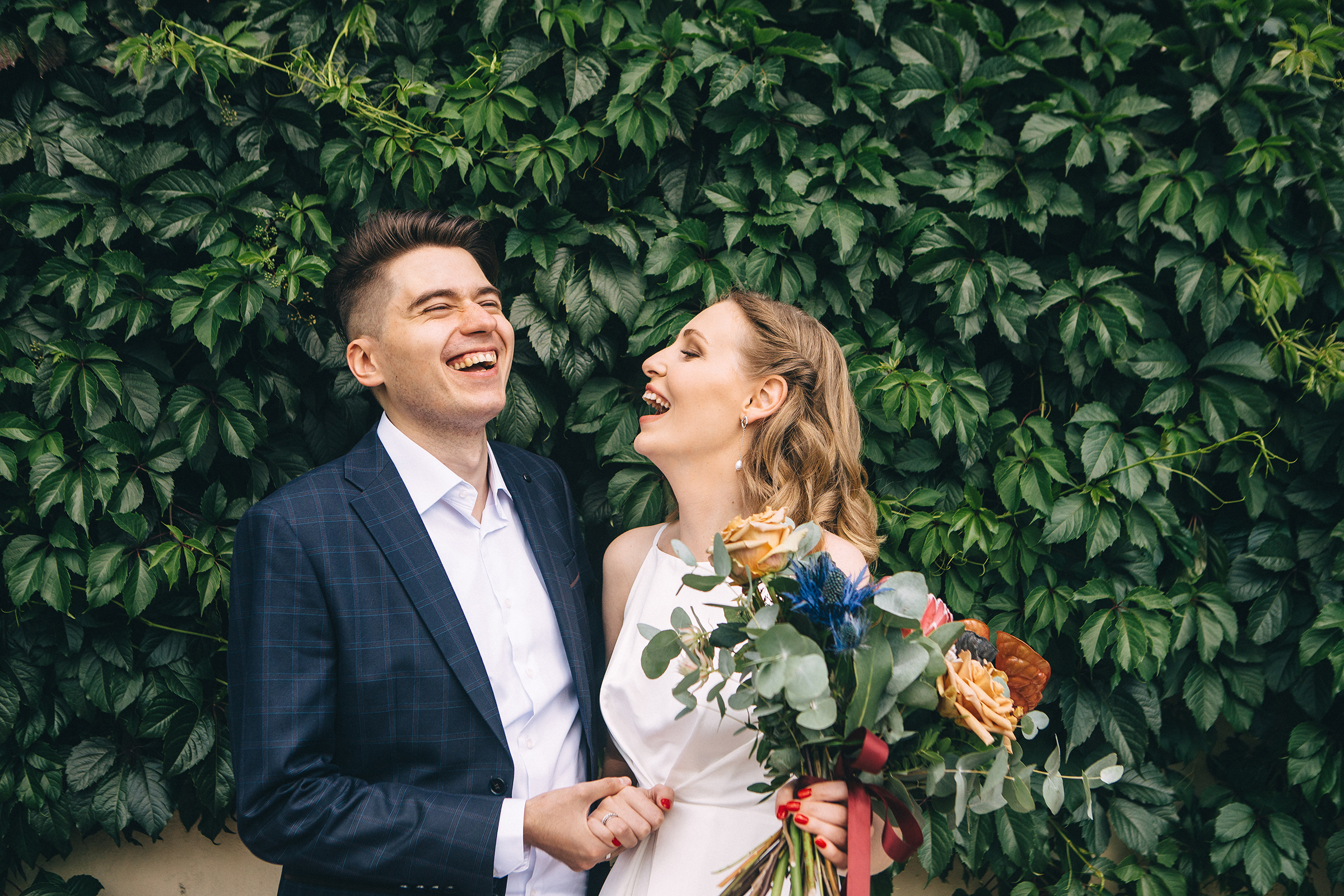 Свадебная фотография в Москве улыбающихся ребят, красивая свадебная фотография на природе