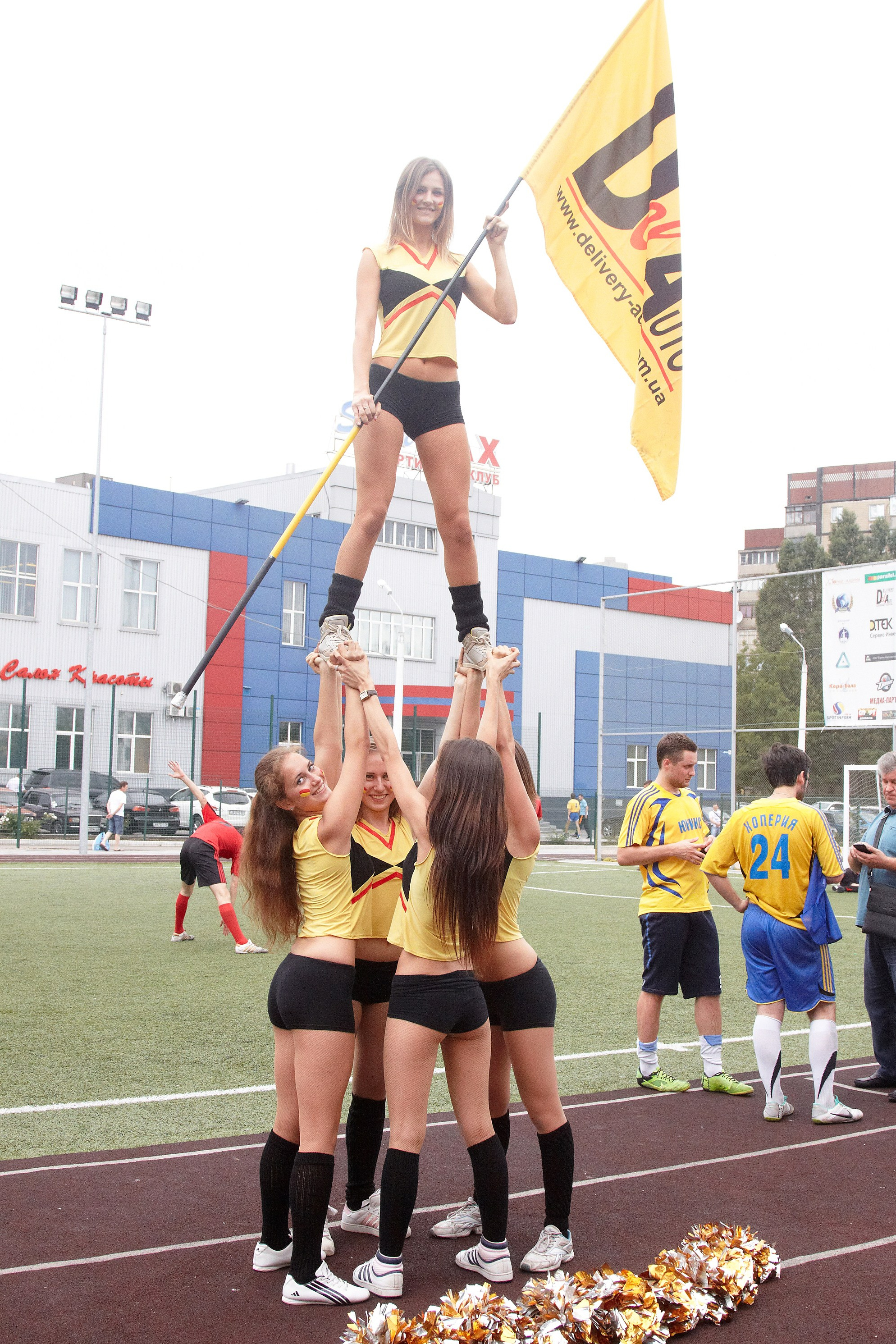 Командный футбольный матч тимбилдинга: азарт, поддержка и спортивный дух коллектива