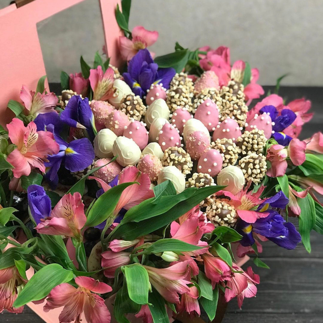 Композиции с цветами. Клубника в шоколаде в Сургуте