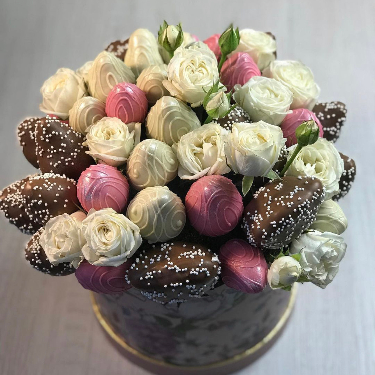 Композиции с цветами. Клубника в шоколаде в Сургуте