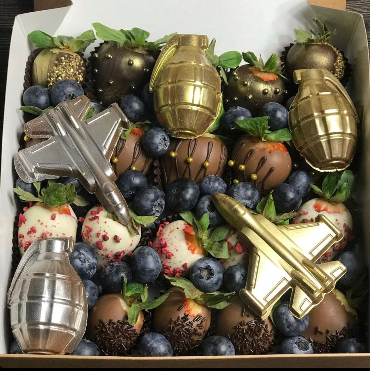 Наборы из клубники в шоколаде Сургут. Клубника в шоколаде в Сургуте