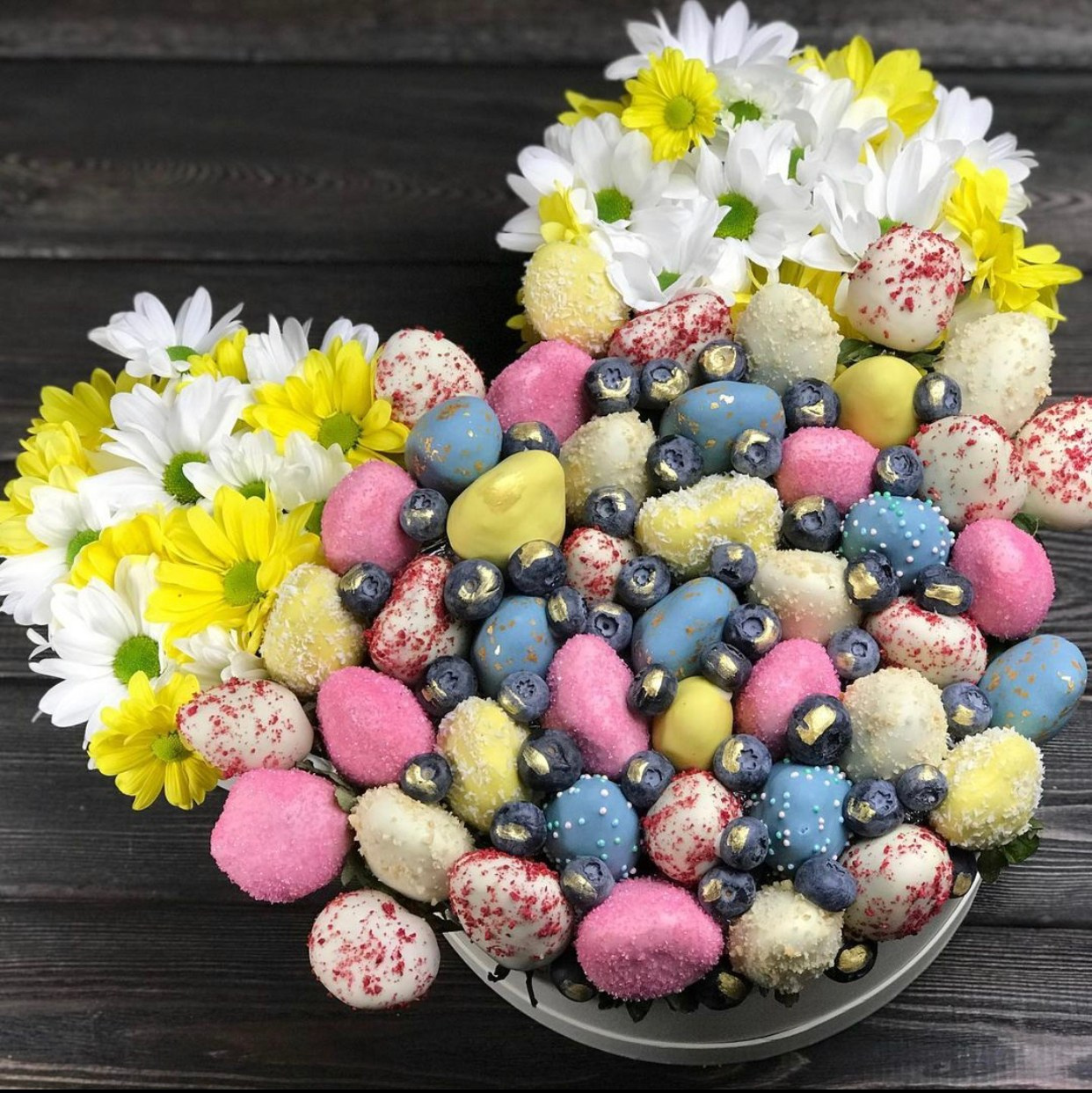 Композиции с цветами. Клубника в шоколаде в Сургуте