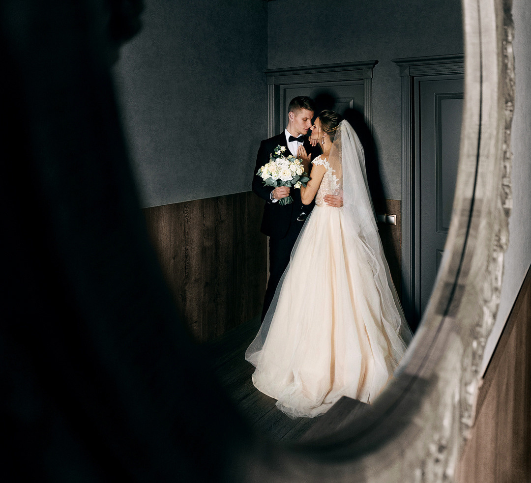 Стильная свадебная фотосессия в элитном коттедже