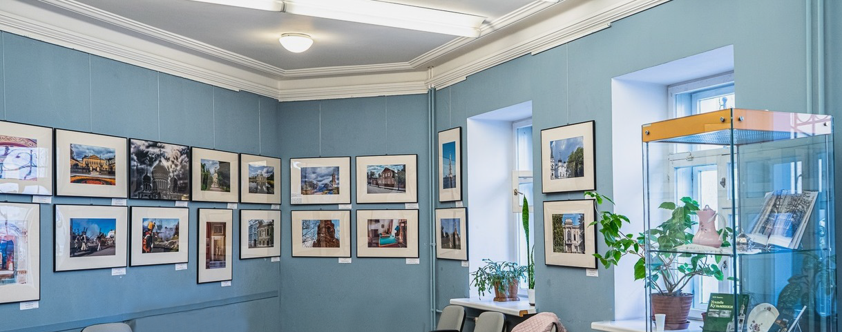 Экспозиция фотовыставки "Дорогой истории" в Библиотеке-читальне им. И.С.Тургенева, проходящей в рамках Дней исторического и культурного наследия-2024 в Москве