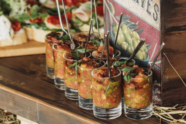 Тар тар из томатов с соусом Песто и базиликом. Фуршетная закуска