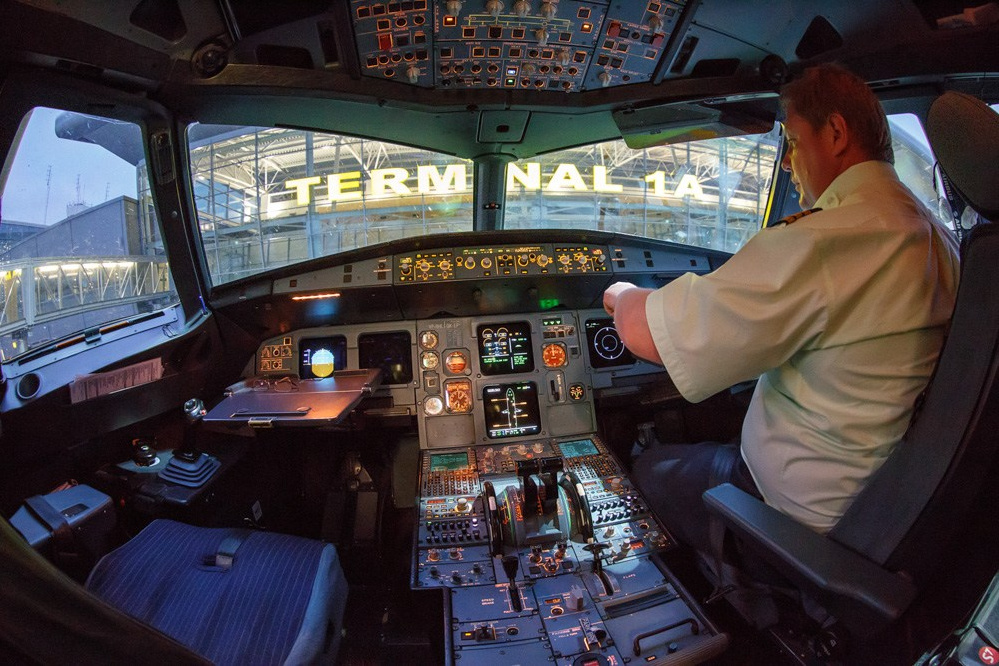 Фотосессия для юбилейной книги аэропорта Казани. Кабина пилота