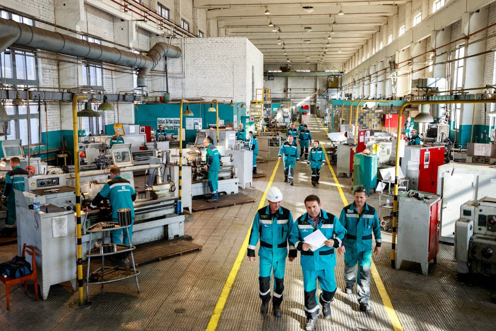 Постановочная фотосъемка на предприятии. Люди в цеху