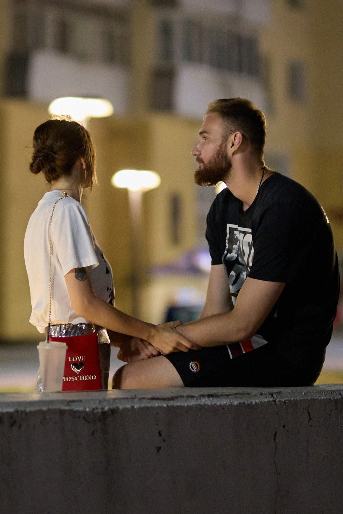 Стрит фотография, влюбленная пара на фоне вечернего города