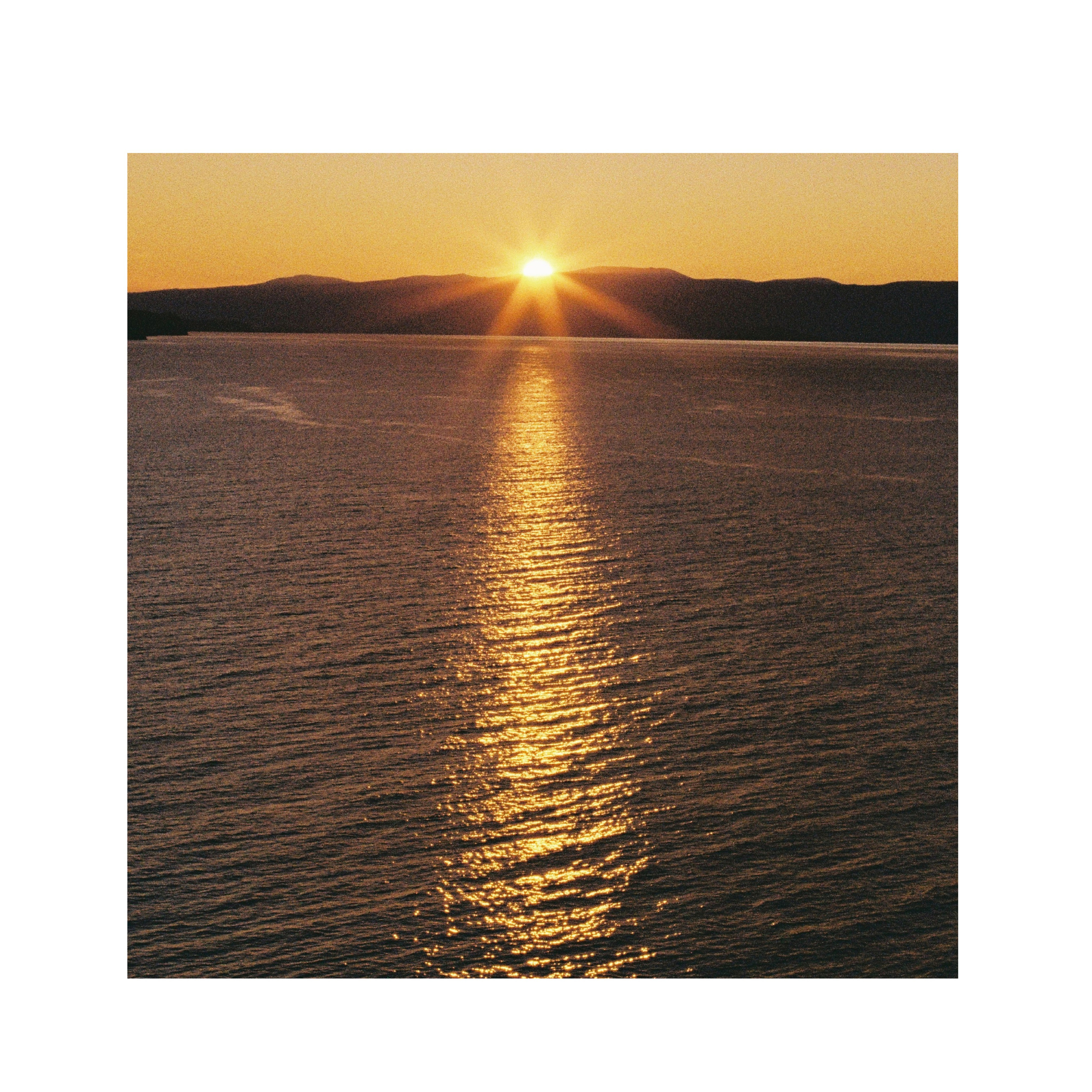 Цветная пленочная фотография, закат, озеро Байкал, минималистичный пейзаж, остров Ольхон, купить интерьерную фотографию, купить фотокартину купить авторскую фотографию в интерьер
