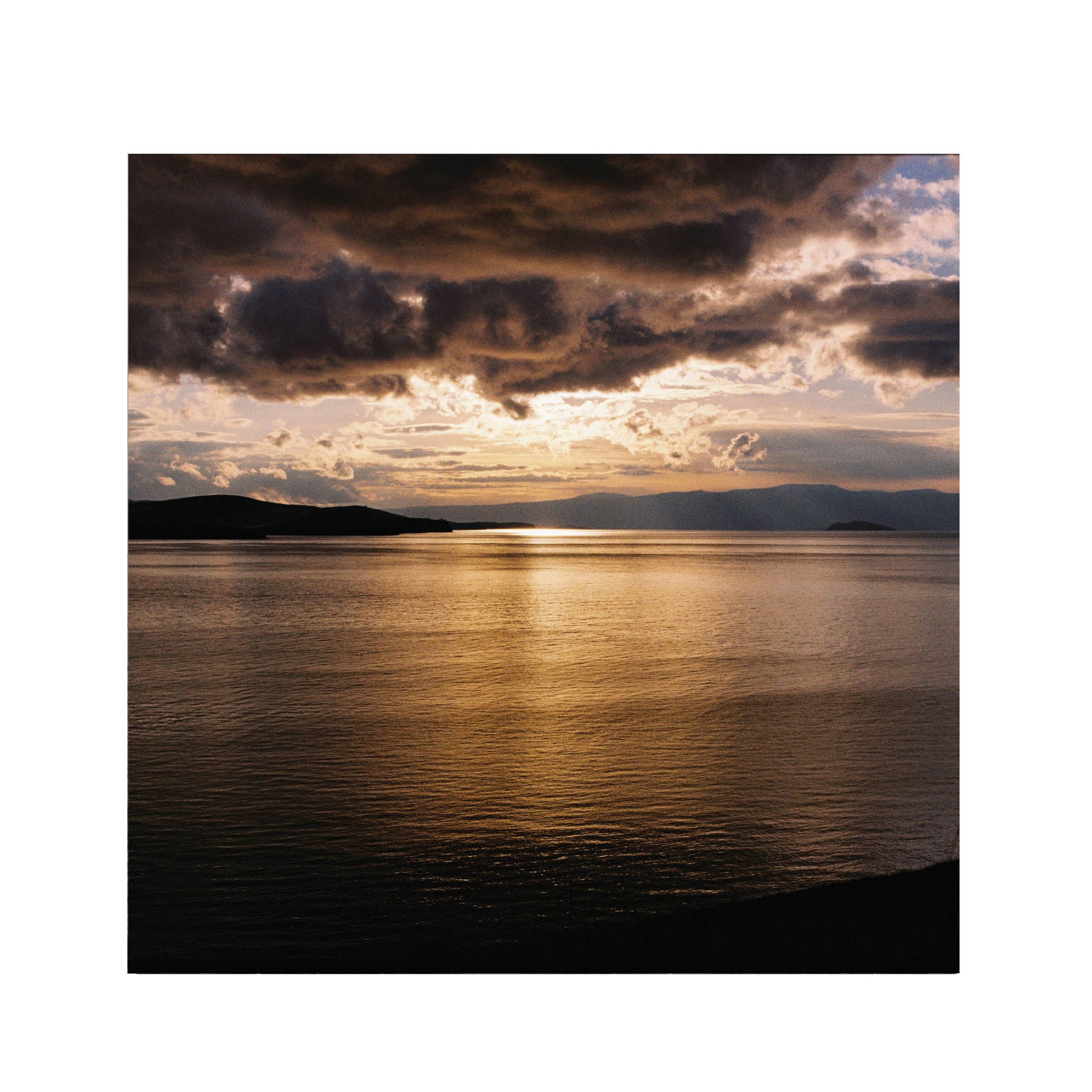Цветная пленочная фотография, закат, озеро Байкал, минималистичный пейзаж, остров Ольхон, купить интерьерную фотографию, купить фотокартину купить авторскую фотографию в интерьер