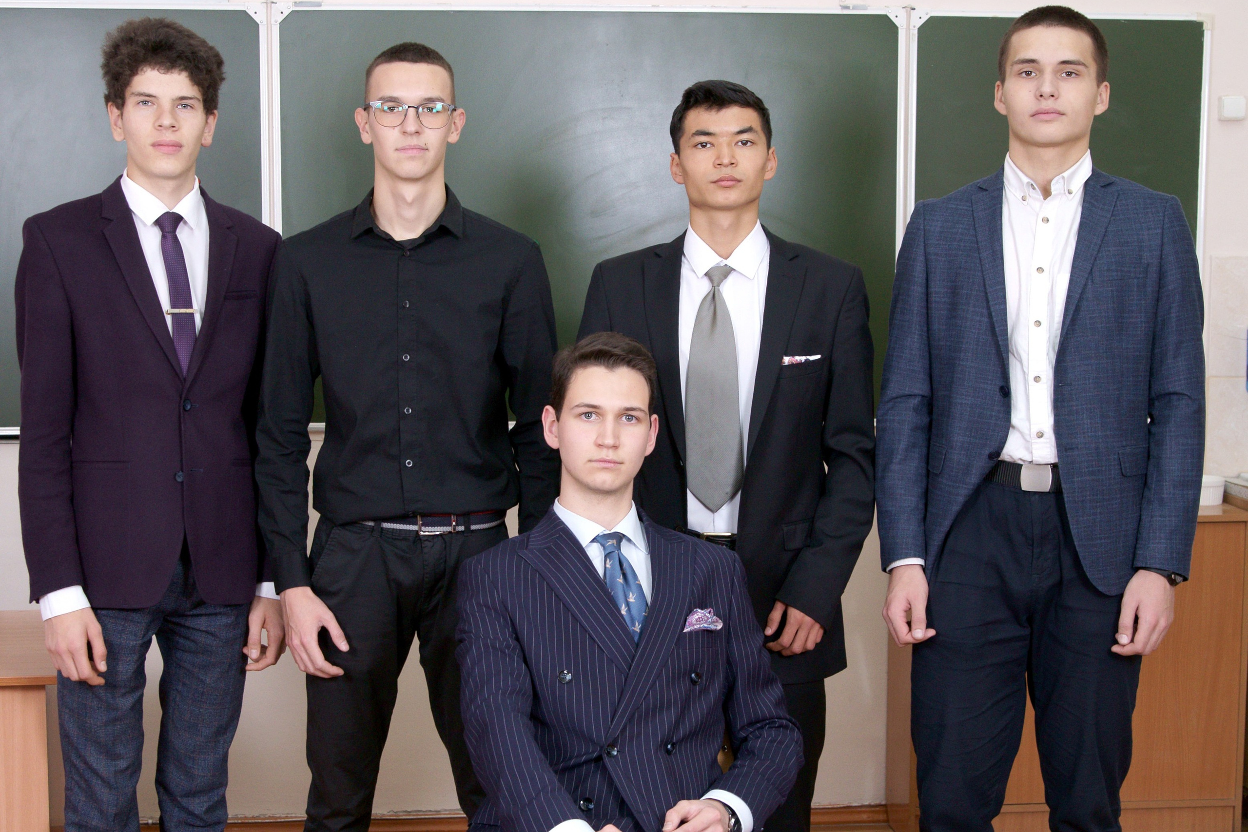 Школьная фотосессия выпускников 9,11 класса старшей школы с друзьями