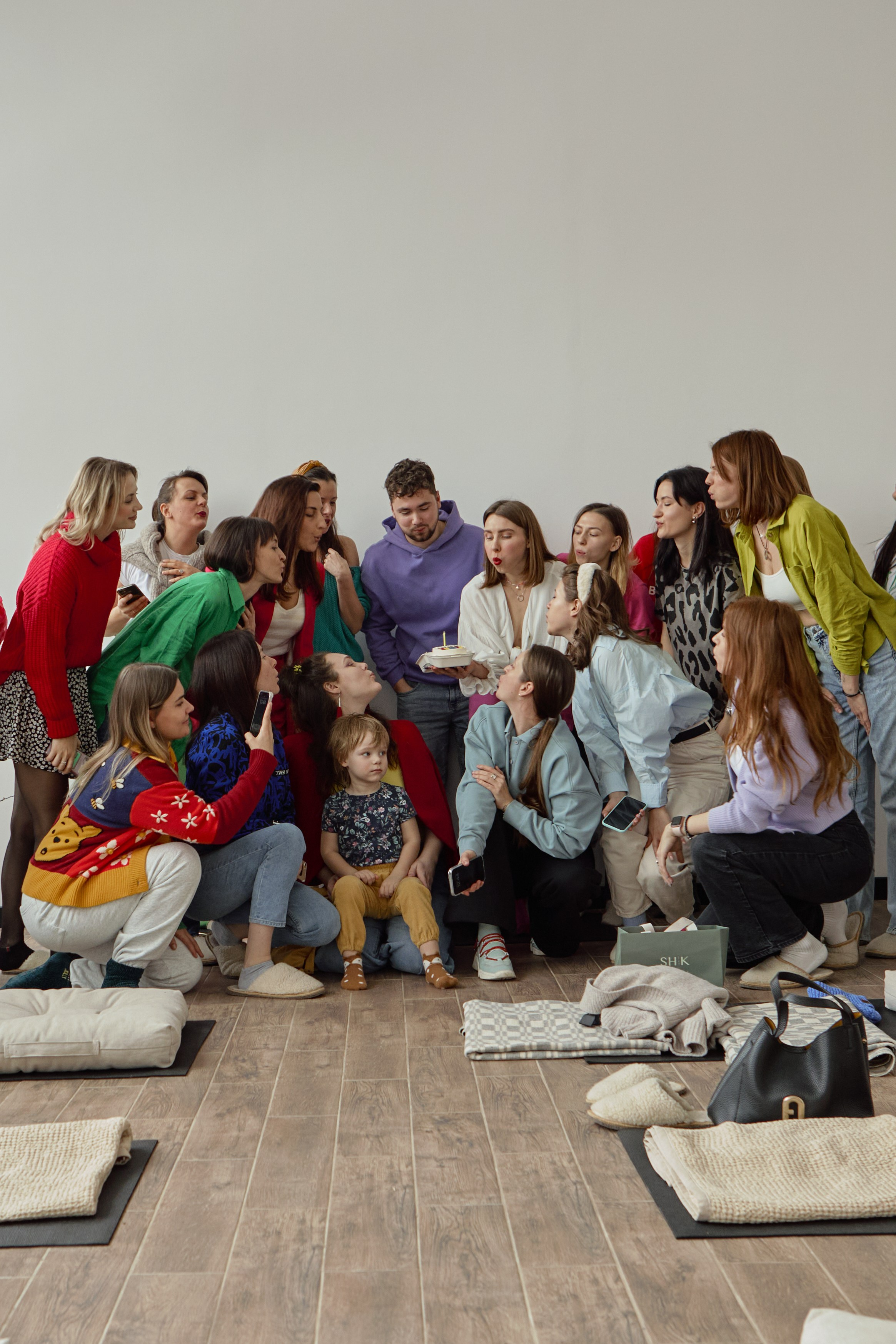 Девушка с красной розой в черном пиджаке оверсайз на голое тело, фотосессия в студии у белой стены циклорамы, девушка с голливудской укладкой - чувственная, нежная, женственная, красивая. Фотосъемка в минималистичном стиле в студии в Домодедово.