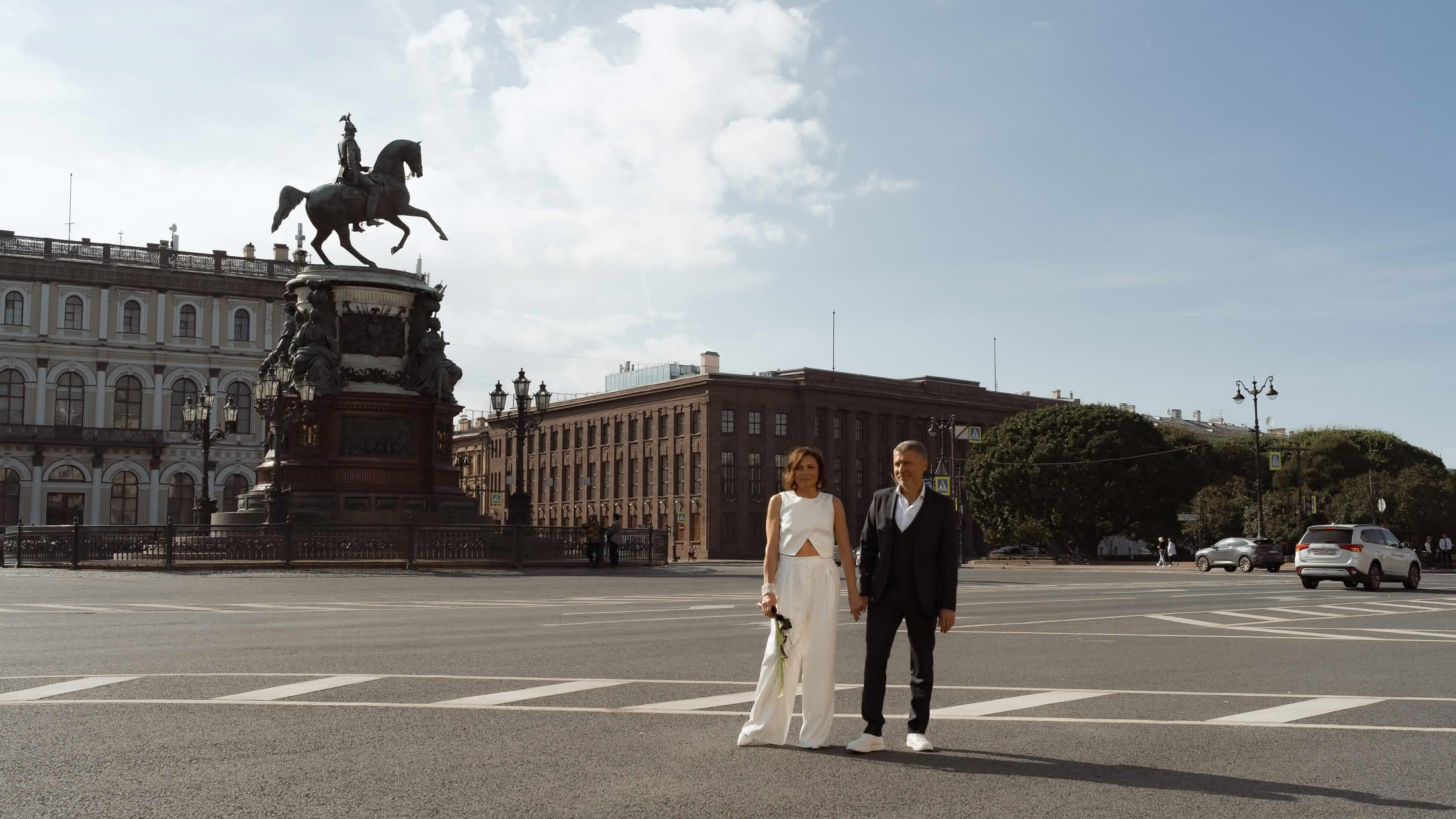 Цветочные композиции на свадебном столе перед банкетом