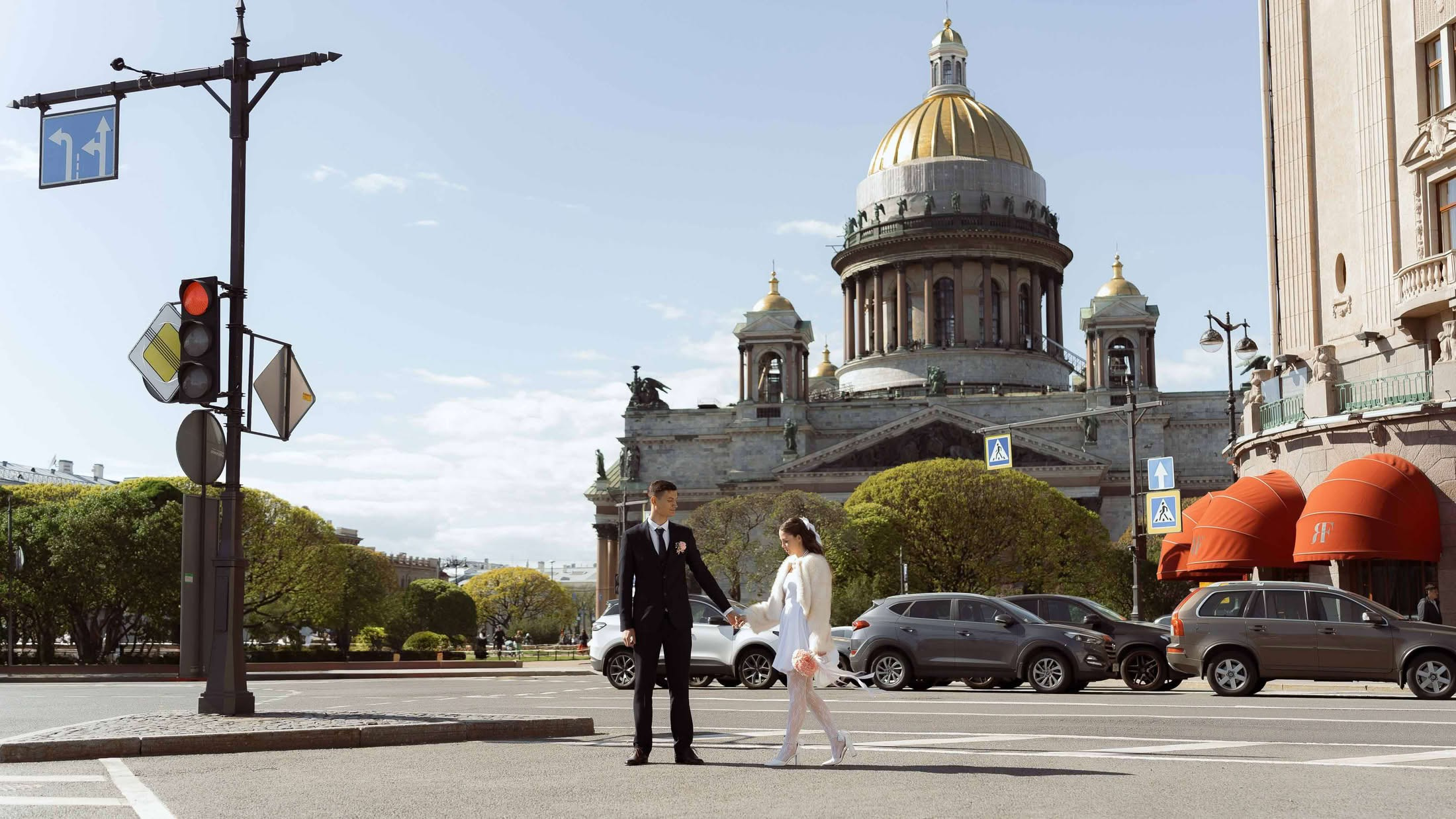 Невеста лежит в кровати утром перед сборами