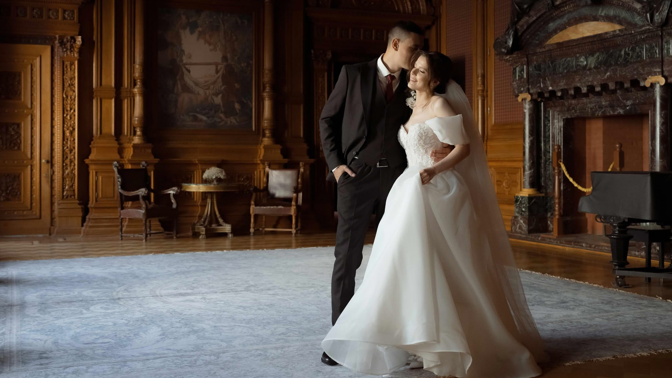 Пара в историческом интерьере — камерная свадьба без банкета в Санкт-Петербурге