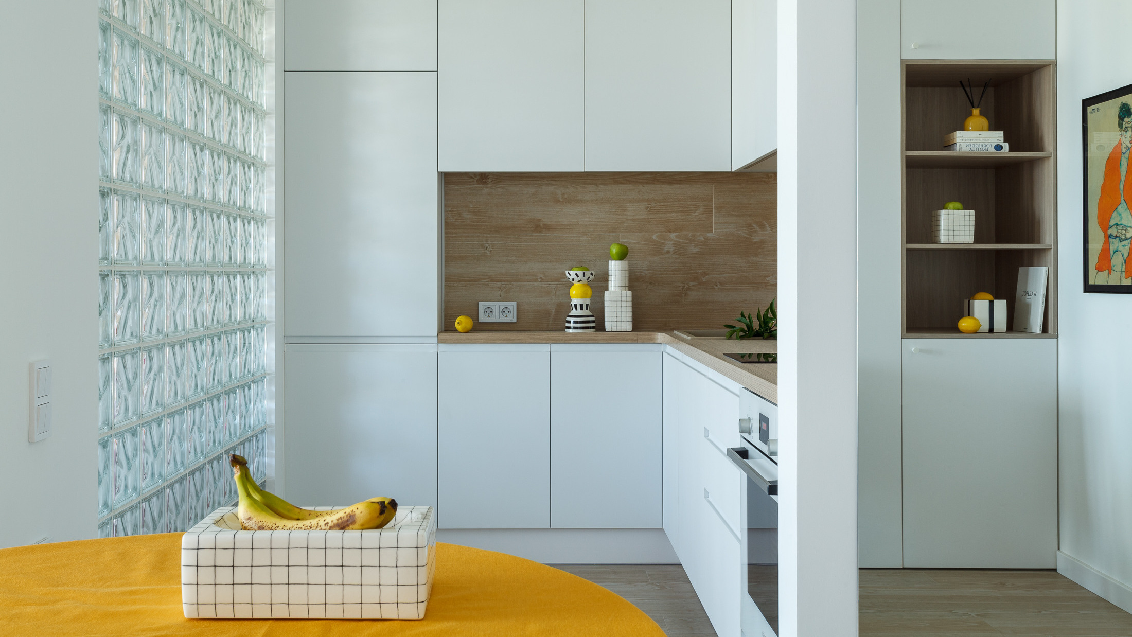 Студия АрхиТип: Квартира со стеклоблоками. Интерьерный фотограф Дима Птицын и стилист Дарья Копылова