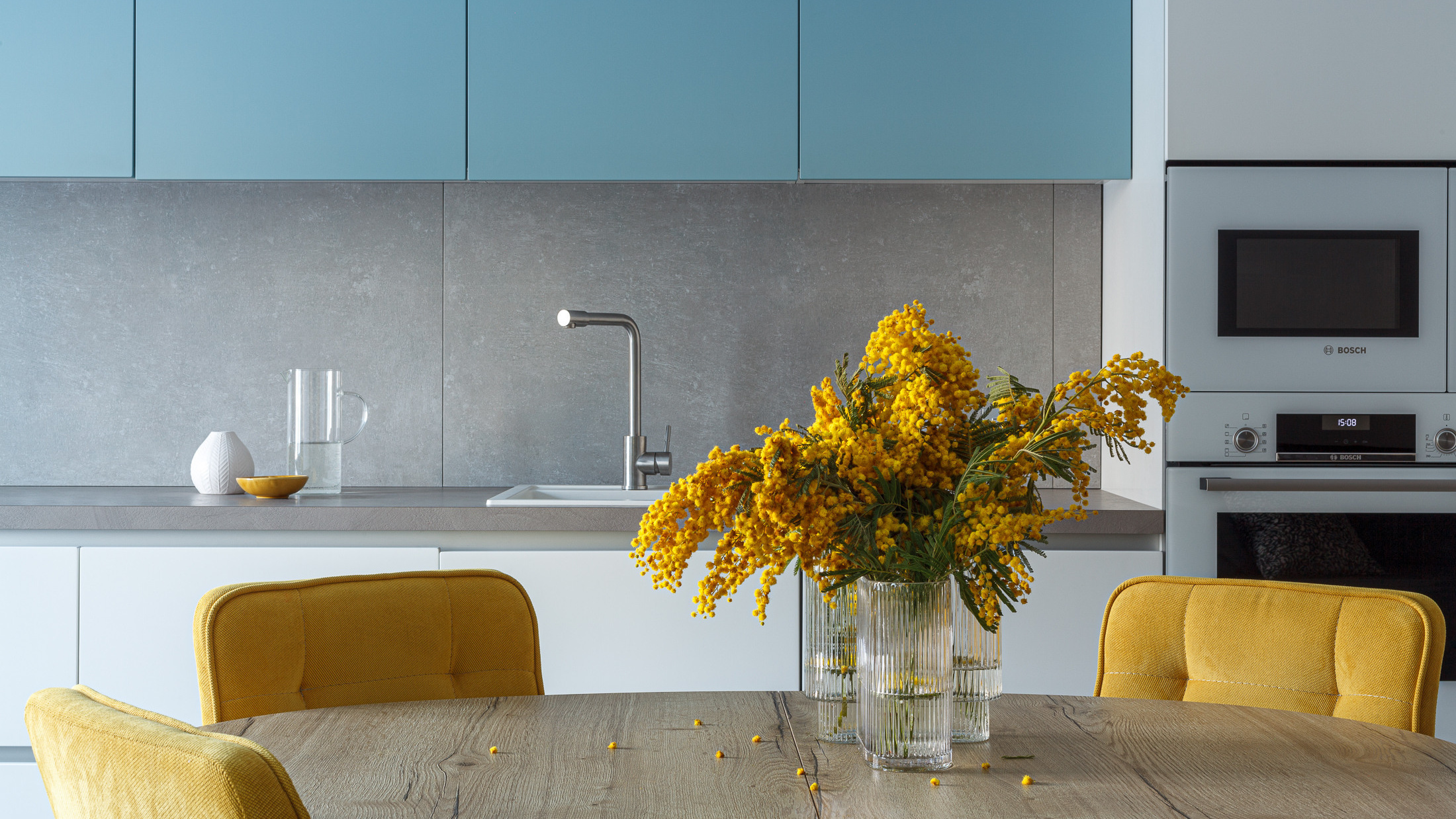 Студия АрхиТип: Яркая квартира с голубыми и желтыми акцентами. Интерьерный фотограф Дима Птицын и стилист Дарья Копылова