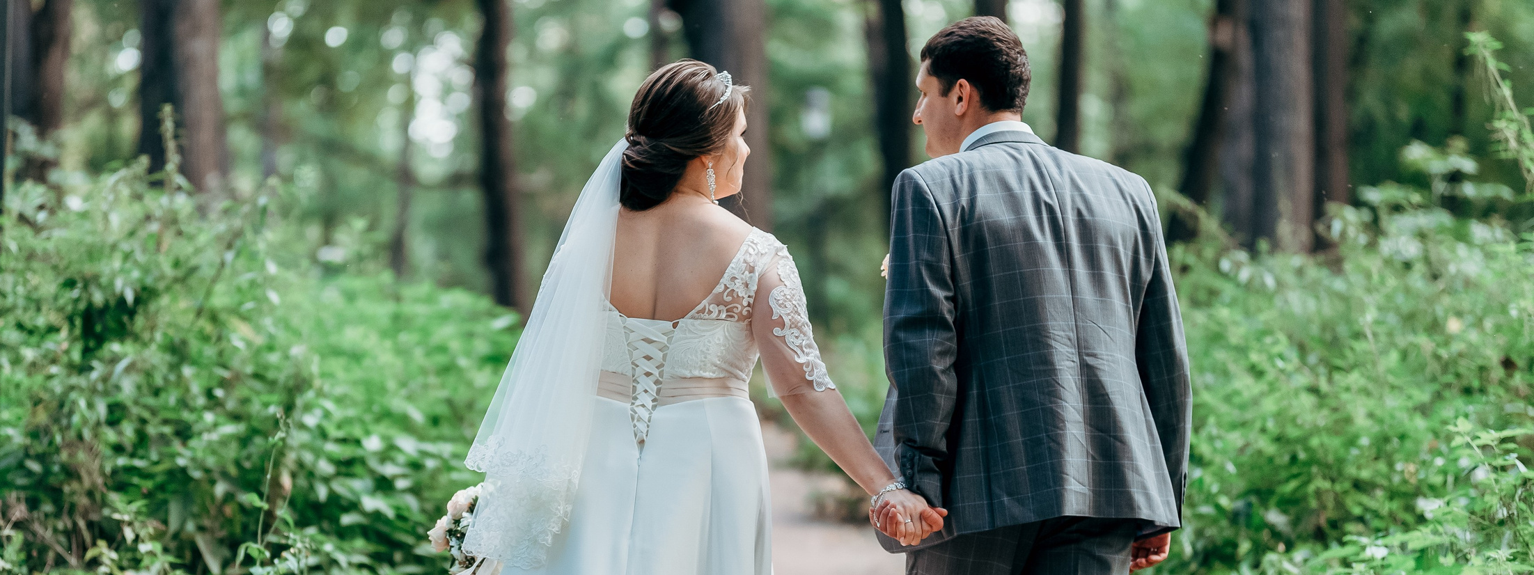 Девочка 5 лет в свой день рождения с семьёй.