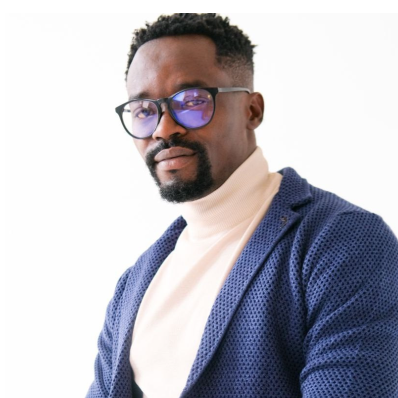 Мужчины модели для создания контента для предметных съемок в Казани.