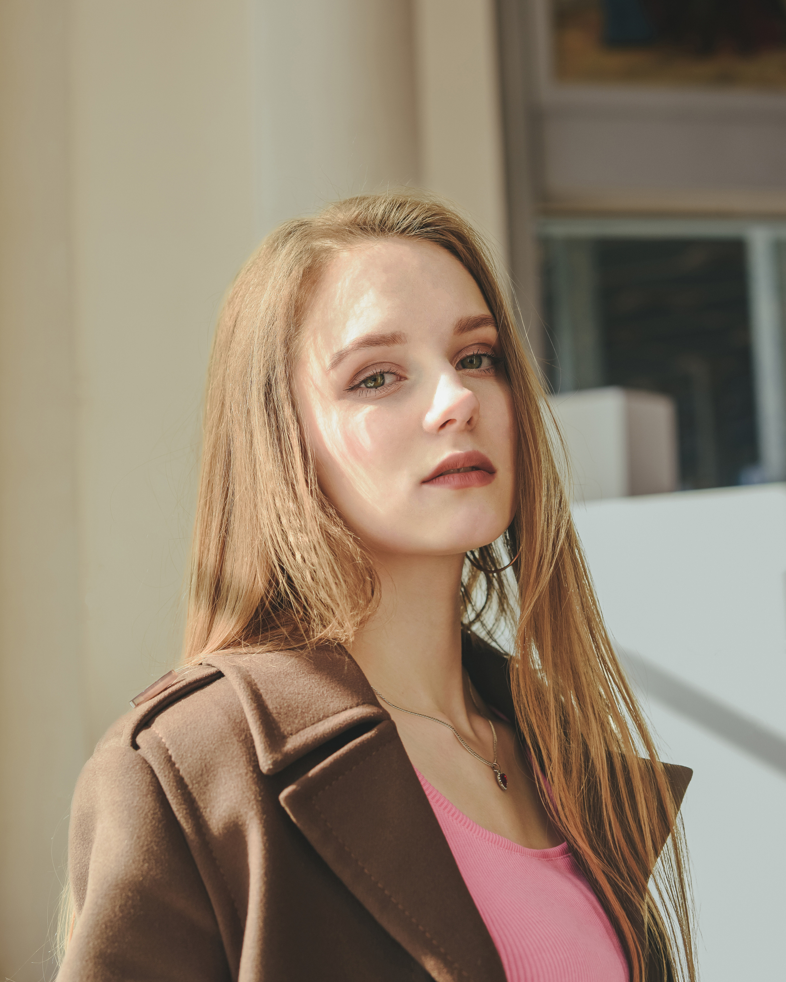 Портрет девушки на фоне архитектуры