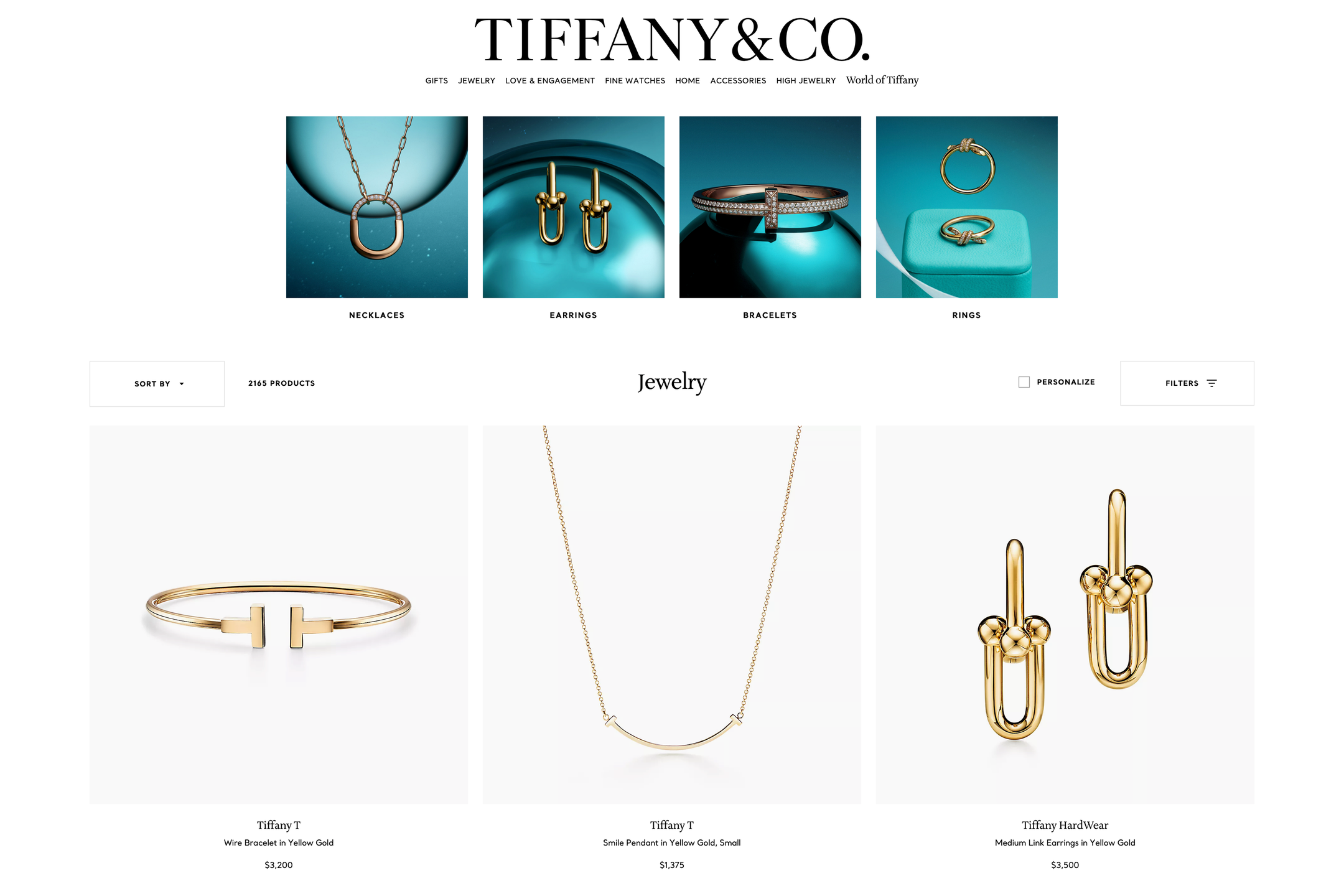 Скриншот официального сайта Tiffany & Co с каталогом ювелирных изделий на белом фоне. Пример классической предметной фотографии с акцентом на форму и точность света.
