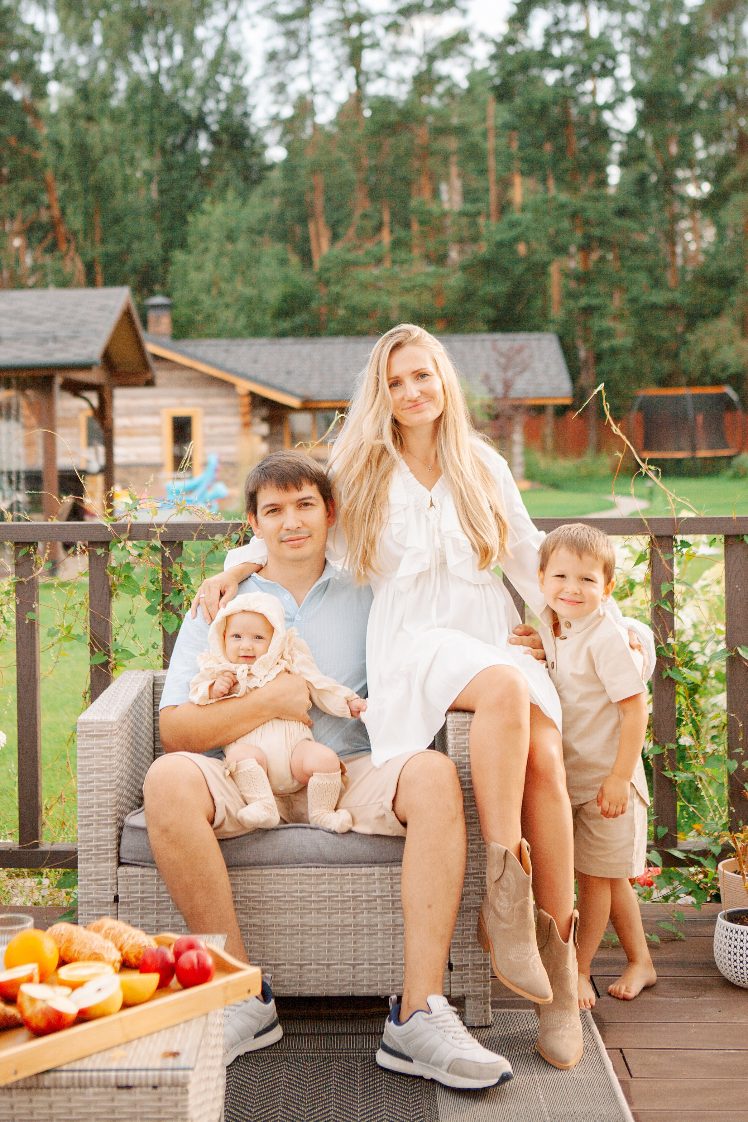 Семья позирует на территории своего дома. идиллия влюбленных людей и мечта каждой женщины