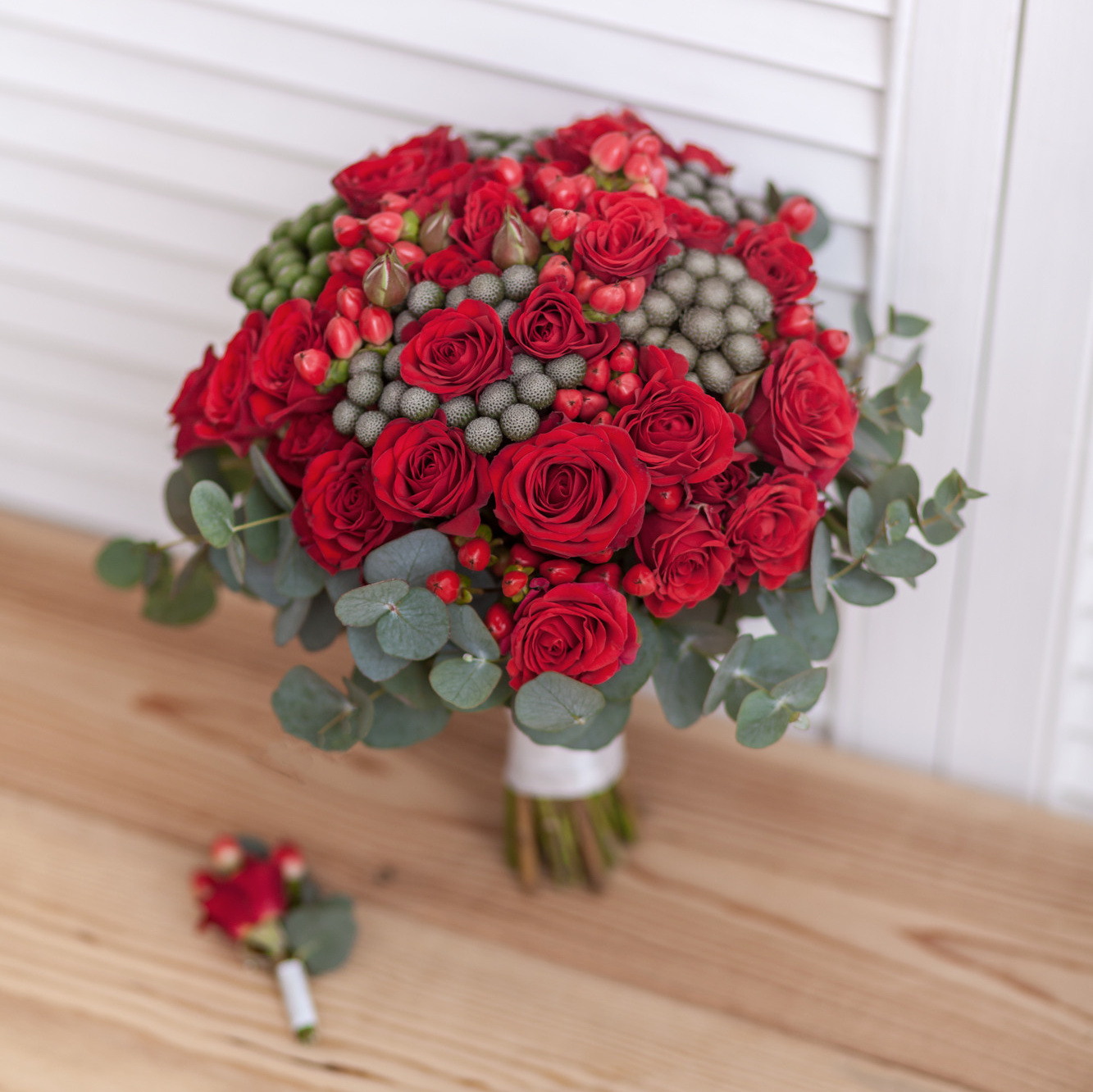 Яркий акцент в образе невесты - букет из ярких цветов, флорист Маргарита Гладкова