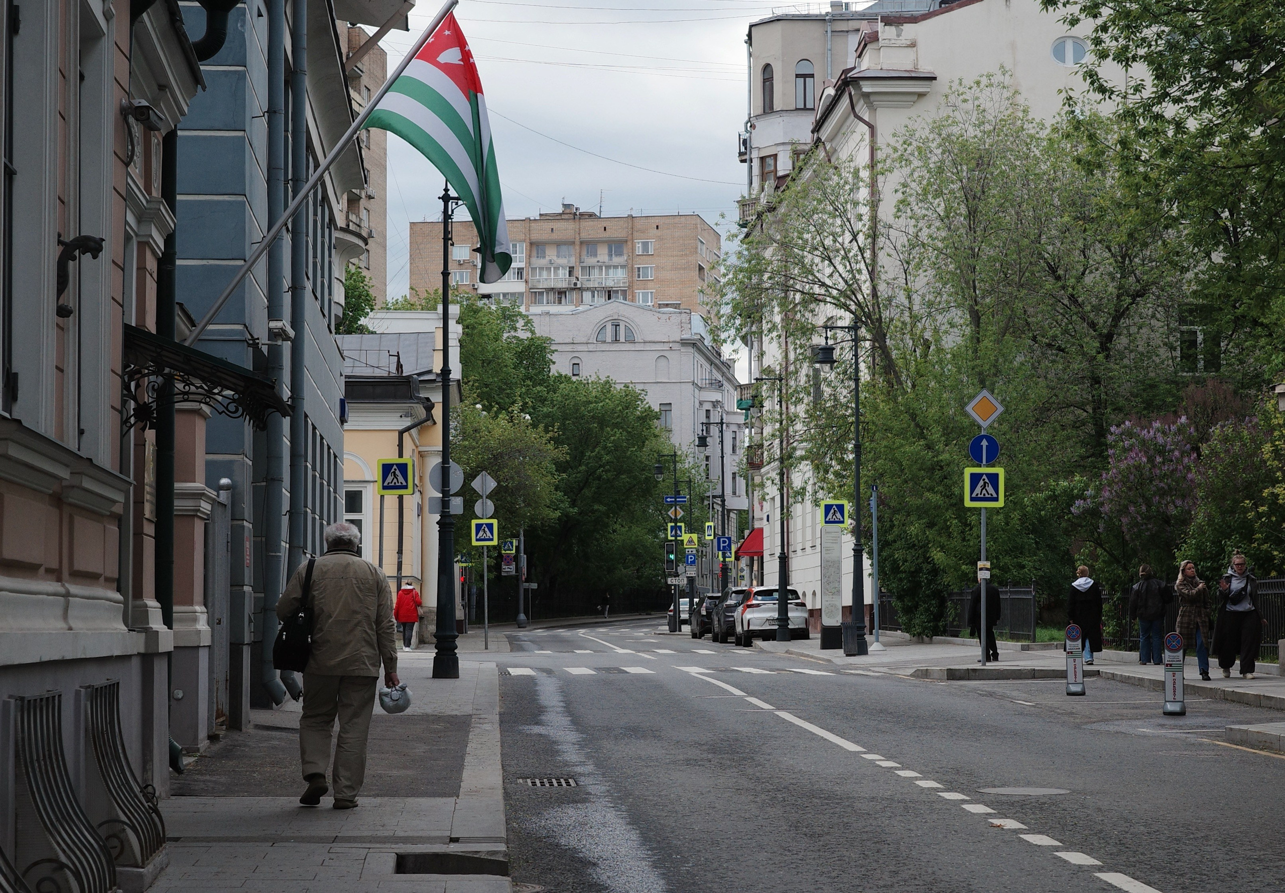 Москва начала мая: подготовка к 9 мая, ГЭС-2, набережные, Пречистенка и Храм Христа Спасителя. Проект «Фотокладовка»: блог уличной фотографии в формате street photo