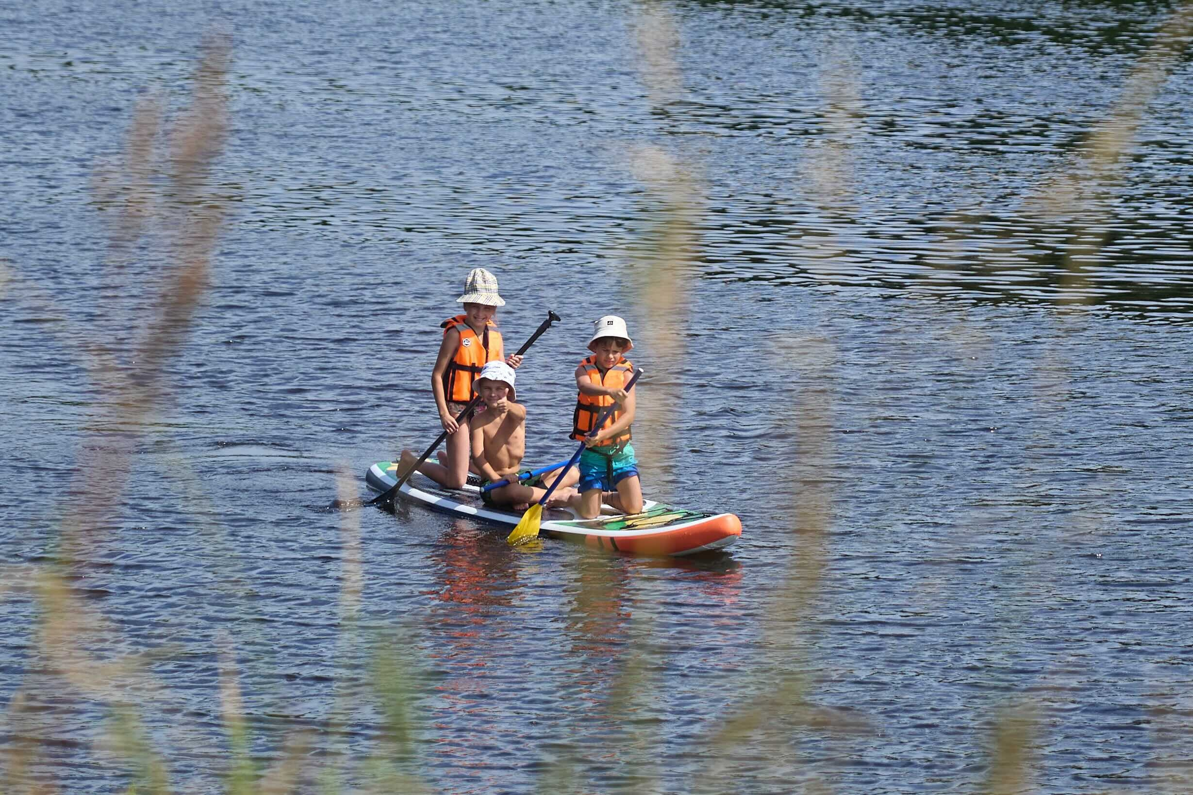 САП-заплыв в деревне: Семейная летняя фотосессия с живыми эмоциями | Magnifico Photo