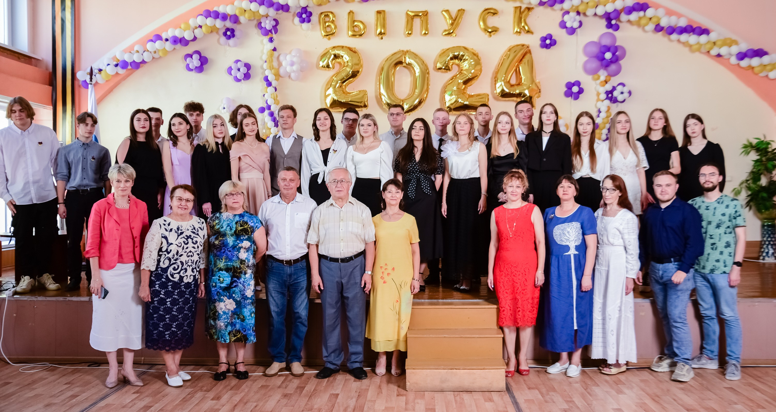 Школьный альбом класс на вручении аттестатов.