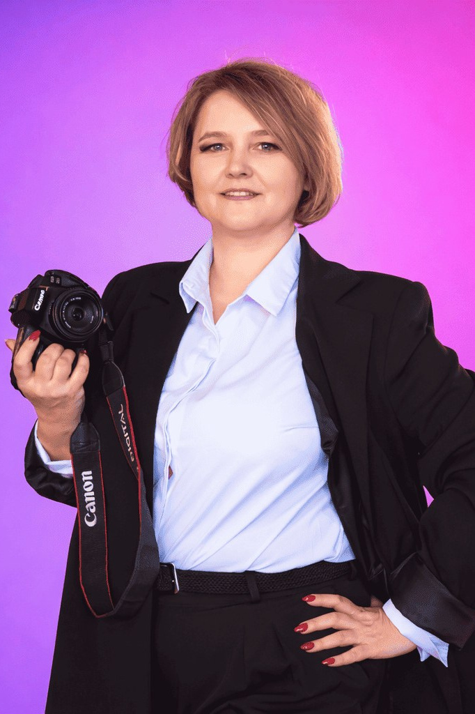 Портрет фотографа Карасёвой Елены с профессиональной камерой на — семейный и детский фотограф, Москва