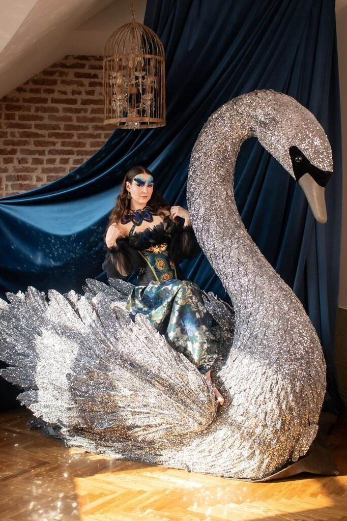 Фешен фотосессия с лебедем, образ с перьями, фотограф Карасёва Елена