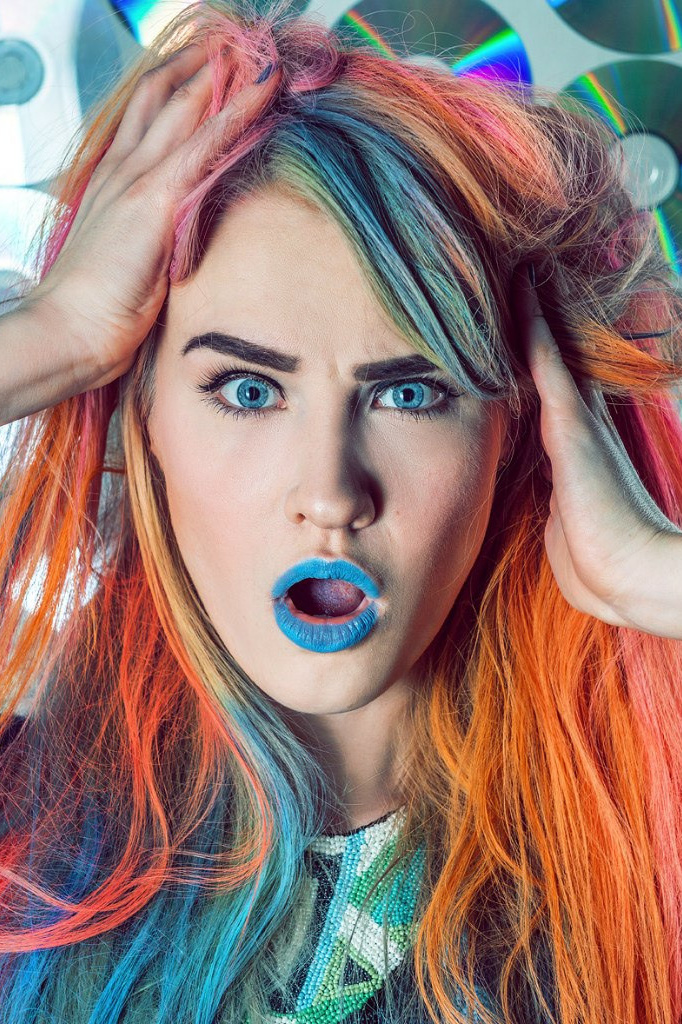 Женский портрет с радужными волосами, эмоция удивления — фотограф Краснодар