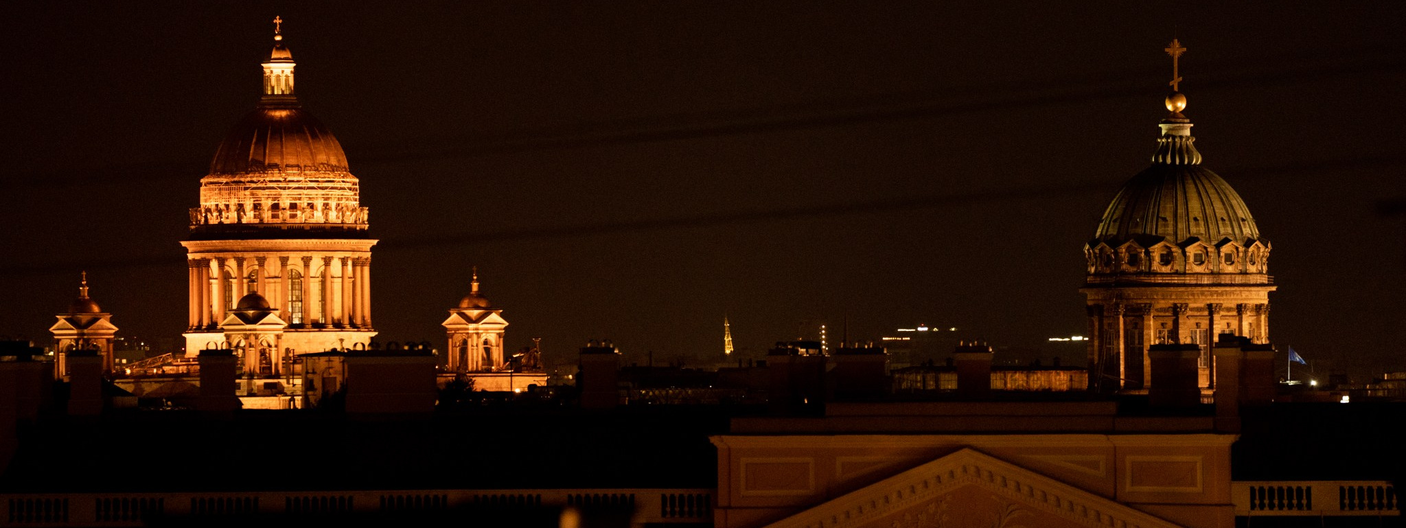 вид с крыши на Исаакиевский и Казанский соборы ночью Санкт-Петербург