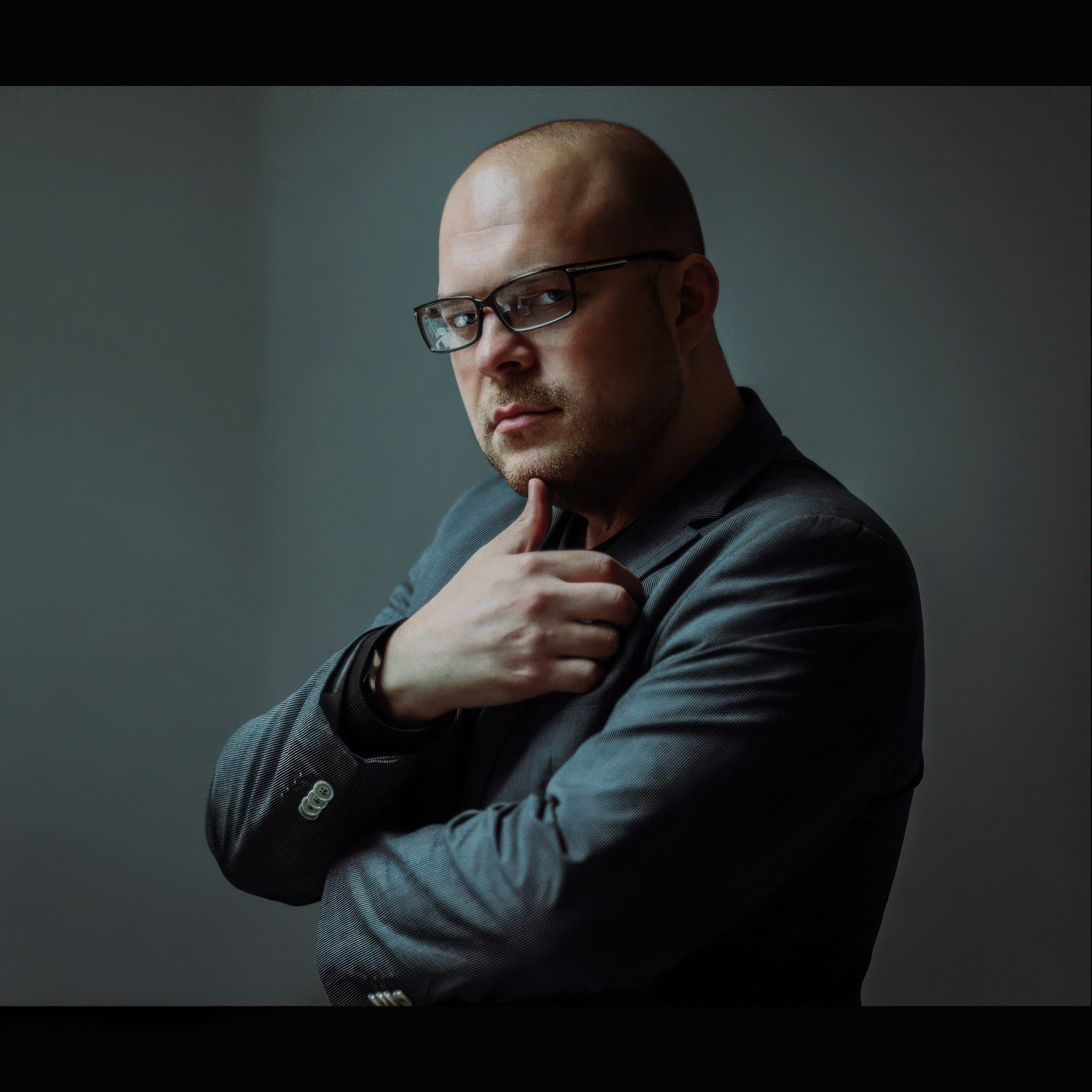 Портрет фотографа, готового к работе в промышленной и архитектурной съёмке.