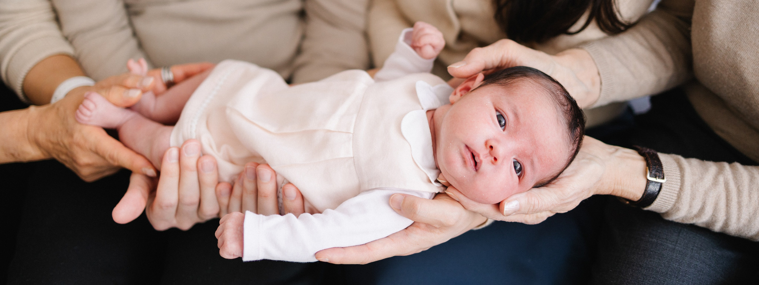 Newborn-Lifestyle-Fotoshooting für Neugeborene. Tipps zur Zubereitung. Fotografin in München Dasha Antipina