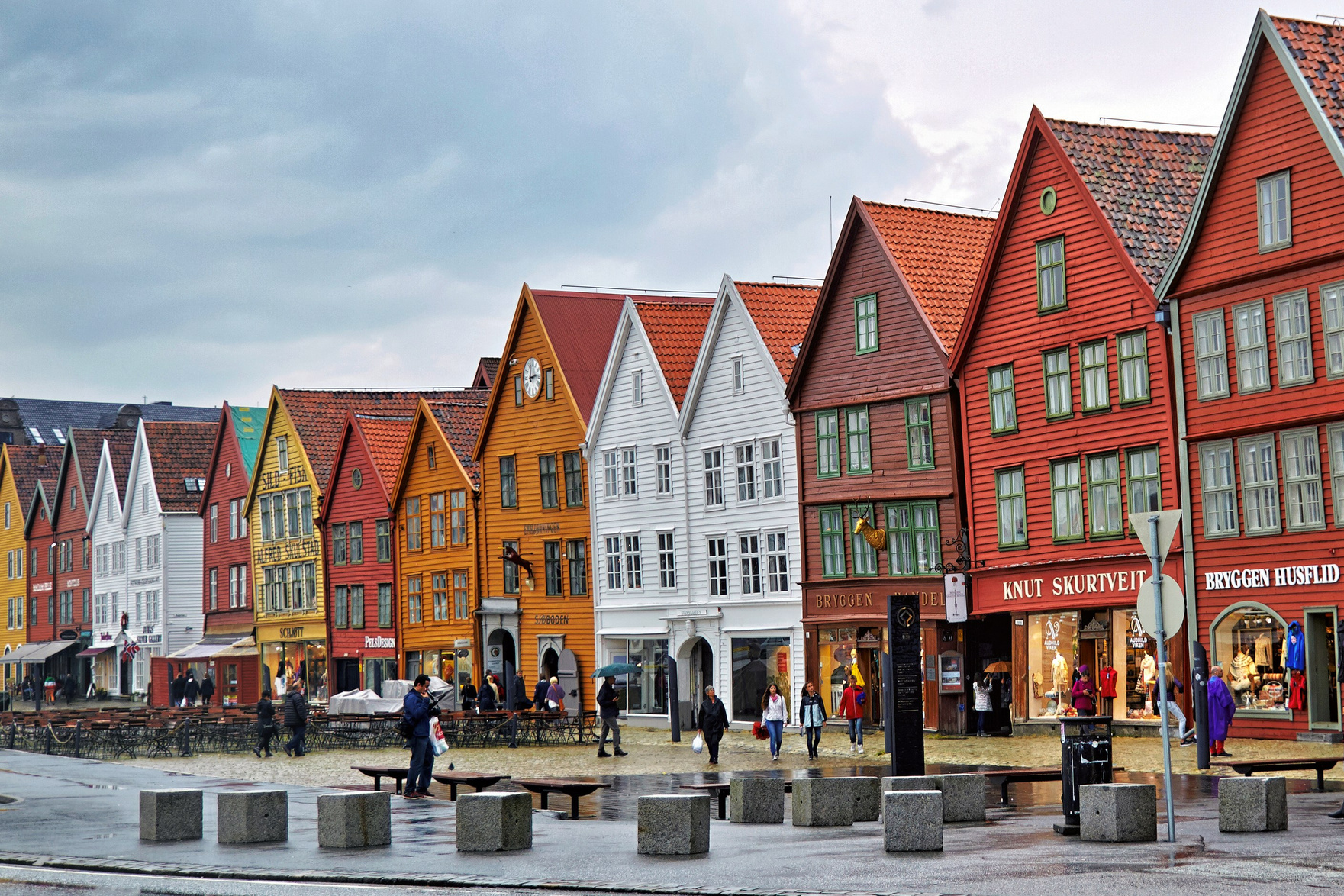 Историческая набережная Брюгген в Бергене, Норвегия: разноцветные деревянные дома с остроконечными крышами, архитектура ЮНЕСКО, городская фотография