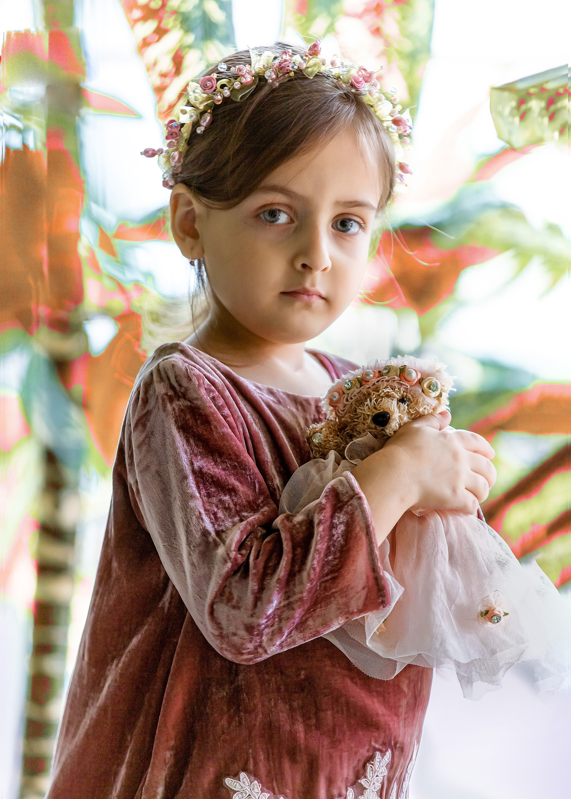 девочка с куклой смотрит на вас