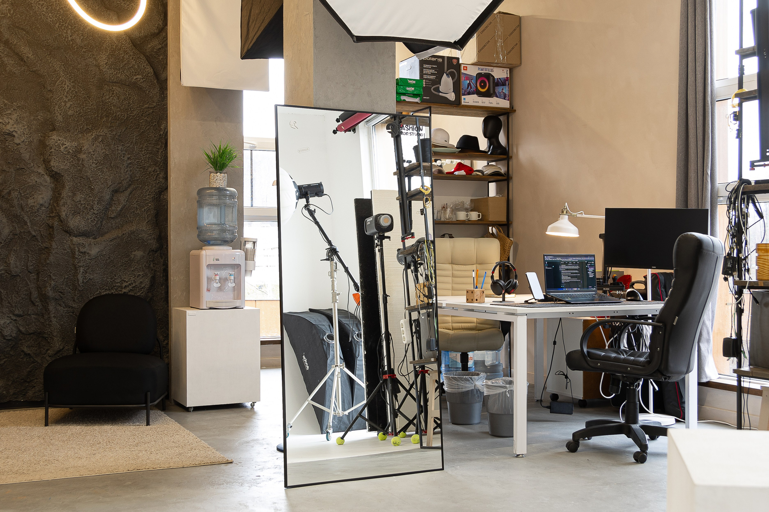 Аренда фотостудия с циклорамой в Сочи — FASHIONprod, 1000 ₽/час. Стрит съемки для маркетплейсов в Сочи | ИИ контент | fashionprod