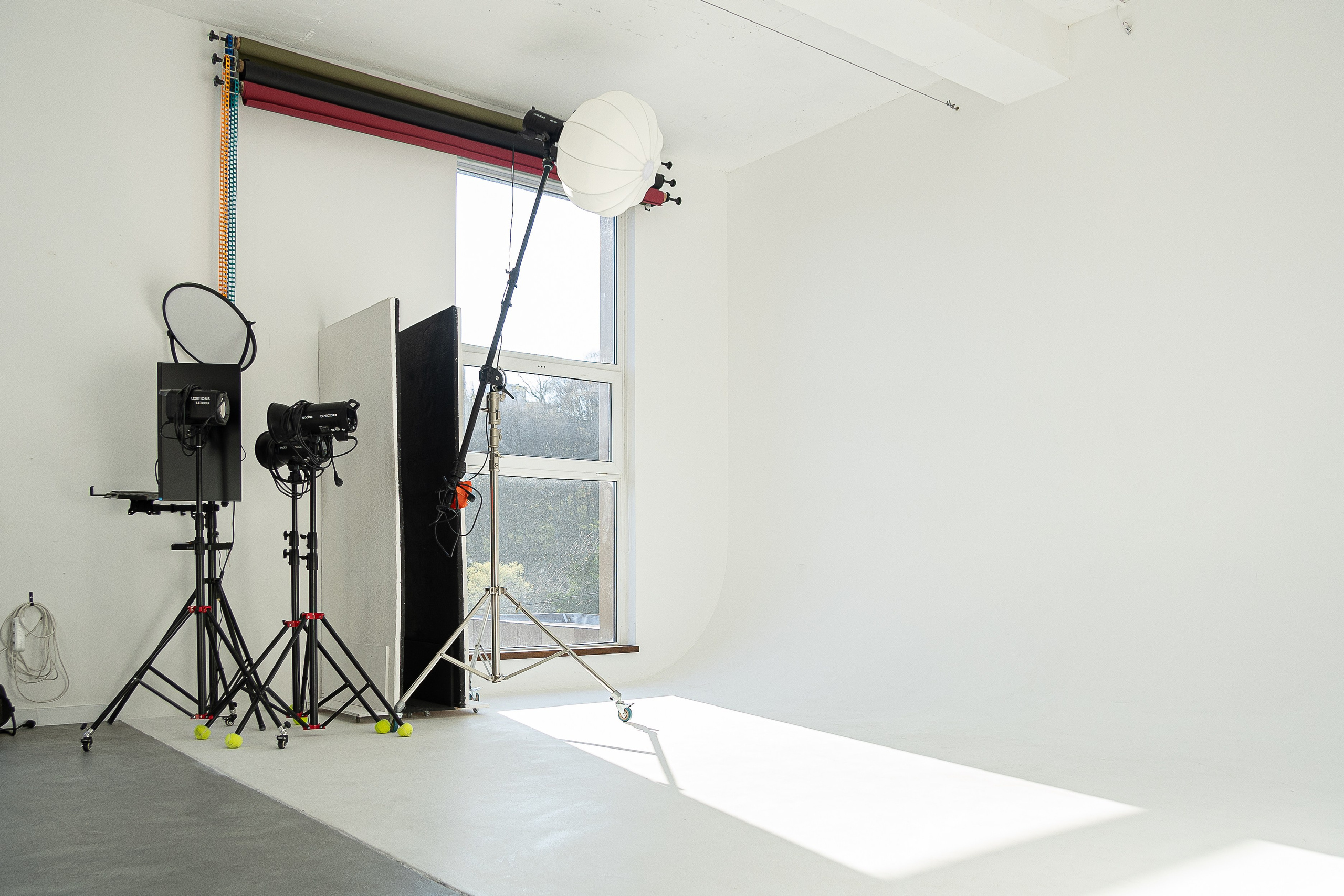 Аренда фотостудия с циклорамой в Сочи — FASHIONprod, 1000 ₽/час. Стрит съемки для маркетплейсов в Сочи | ИИ контент | fashionprod