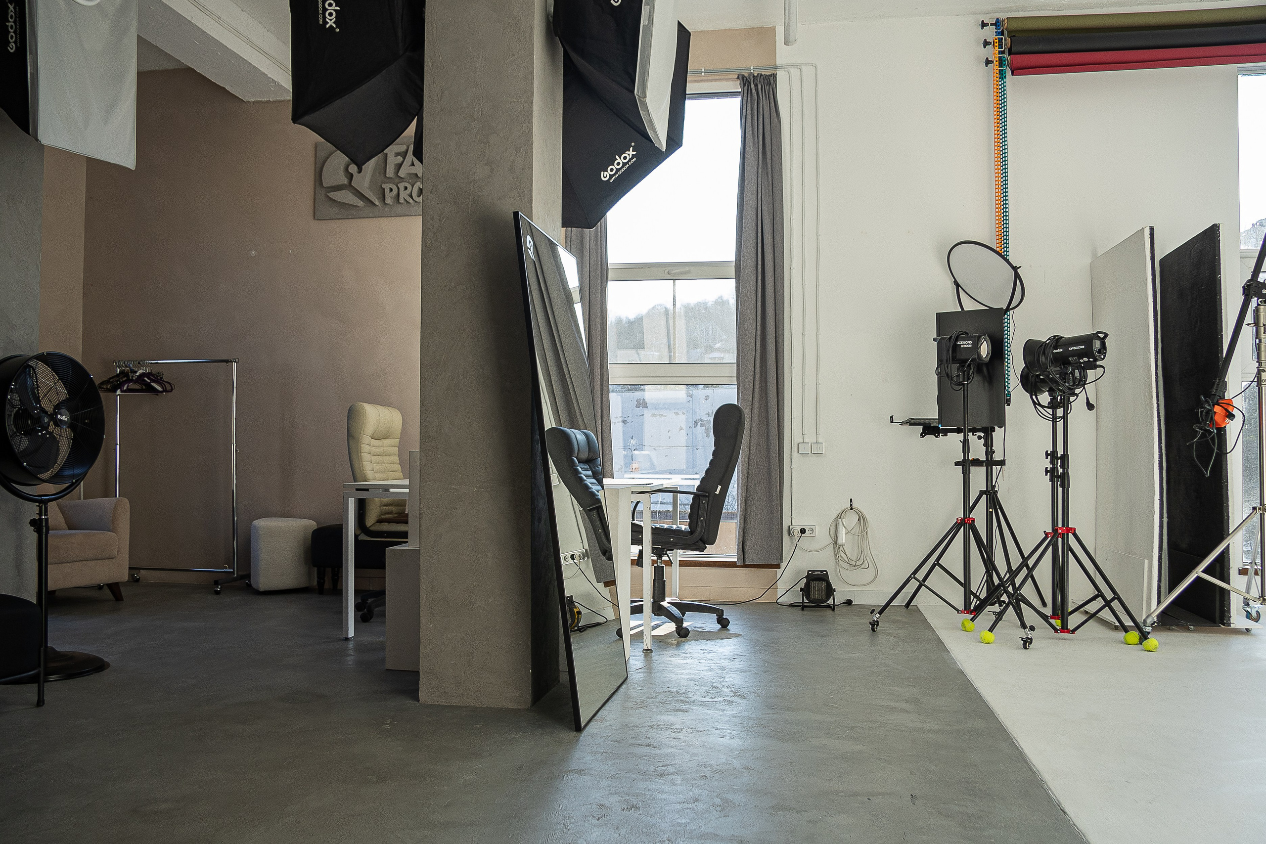 Аренда фотостудия с циклорамой в Сочи — FASHIONprod, 1000 ₽/час. Стрит съемки для маркетплейсов в Сочи | ИИ контент | fashionprod