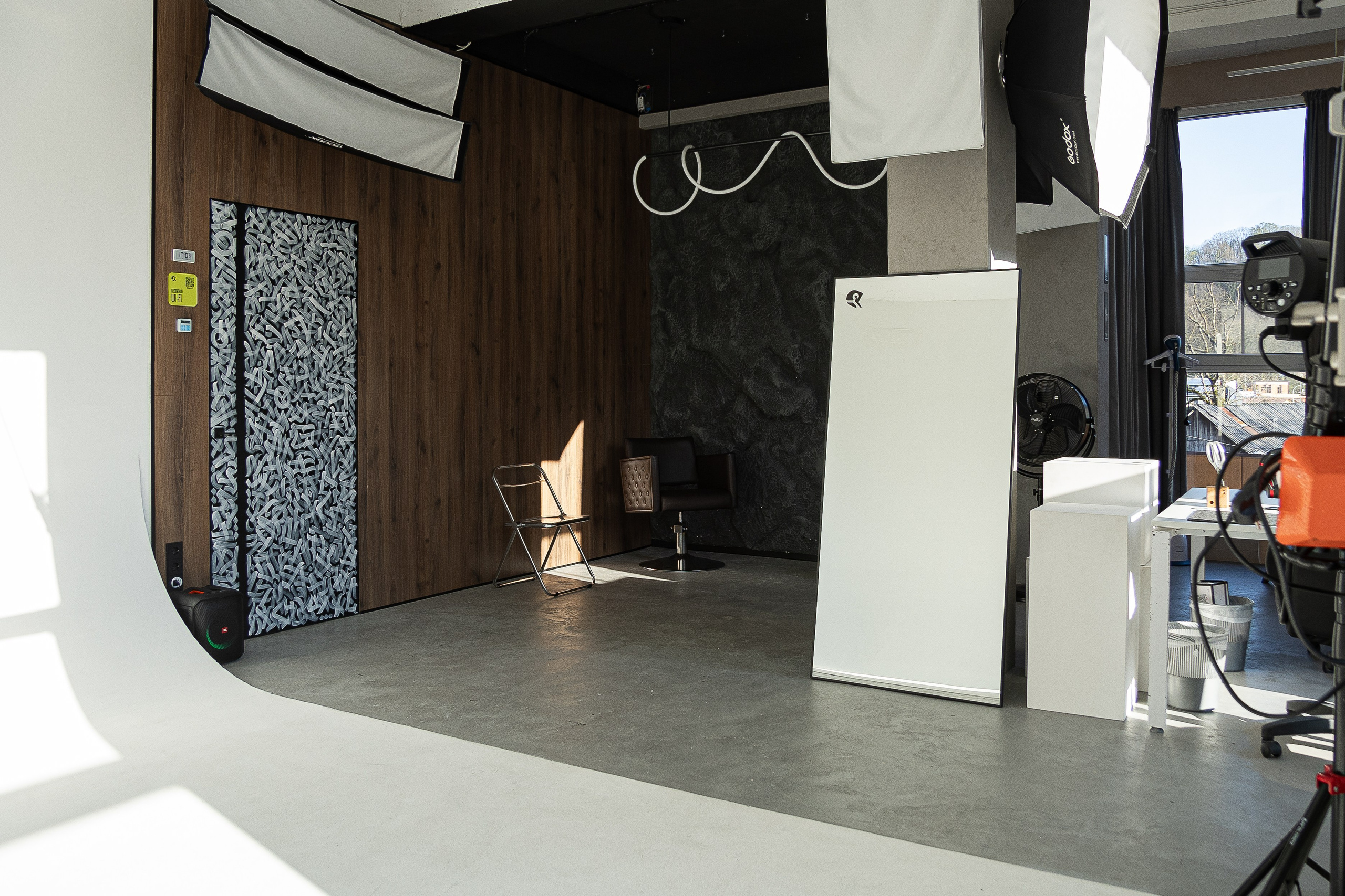 Аренда фотостудия с циклорамой в Сочи — FASHIONprod, 1000 ₽/час. Стрит съемки для маркетплейсов в Сочи | ИИ контент | fashionprod