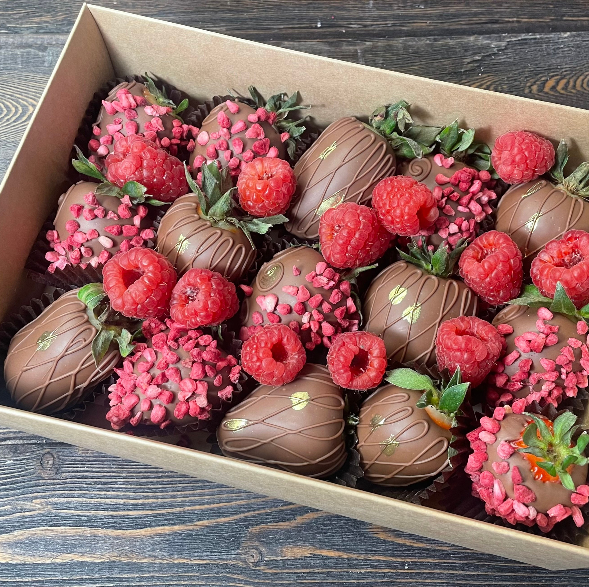 Наборы из клубники в шоколаде Сургут. Клубника в шоколаде в Сургуте