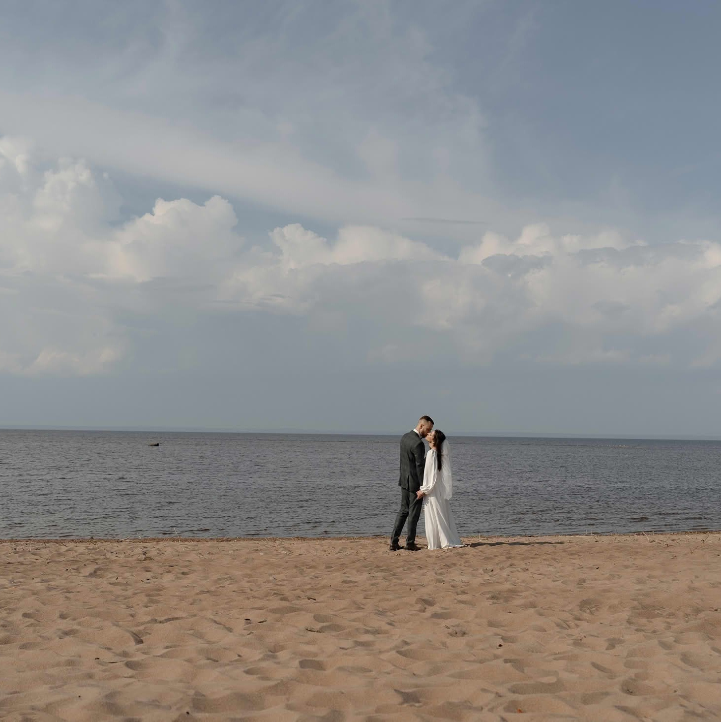 Свадебная съёмка на песчаном пляже в Кронштадте, жених и невеста на фоне моря
